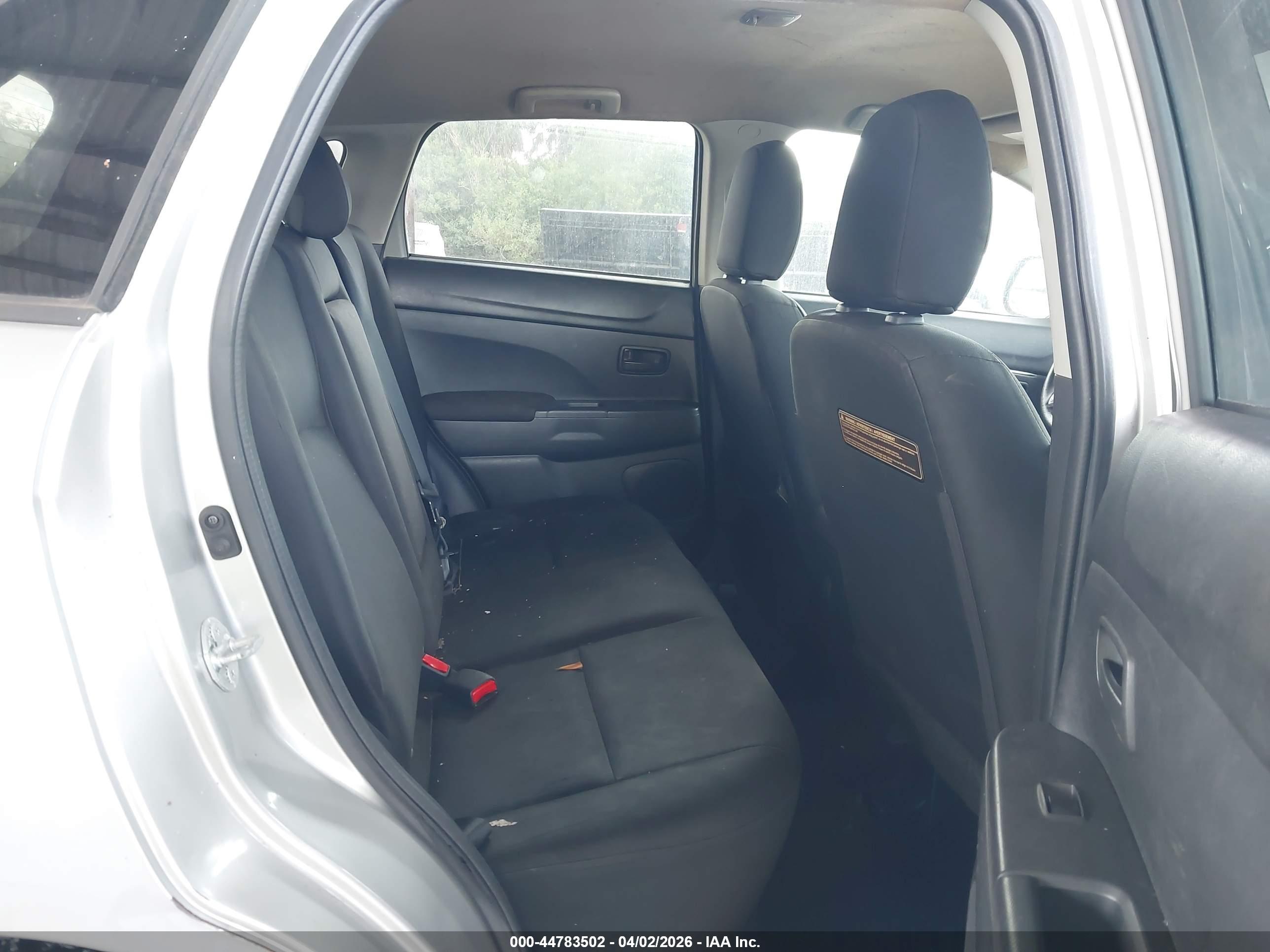 MITSUBISHI OUTLANDER image 8