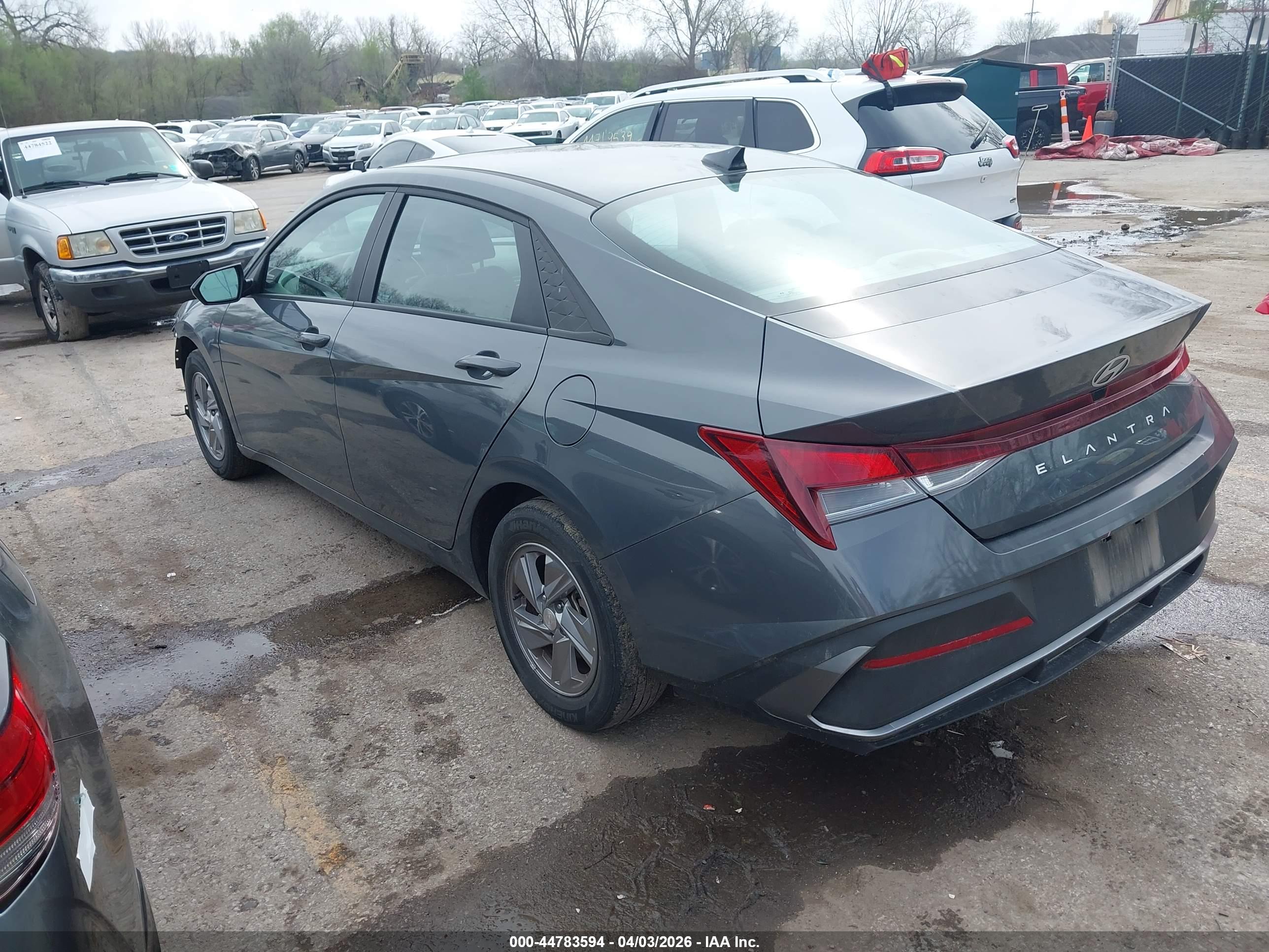 HYUNDAI ELANTRA image 3