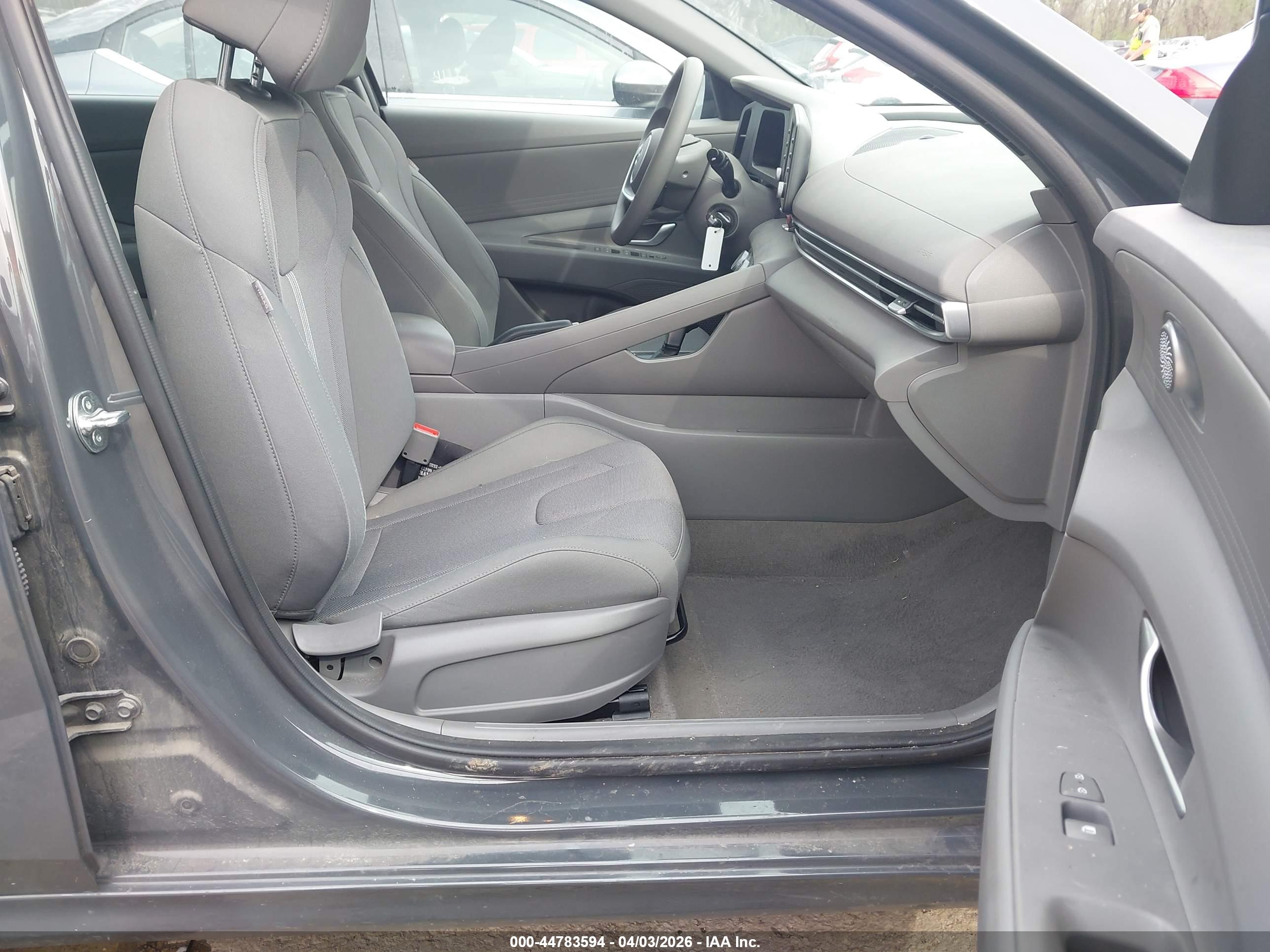 HYUNDAI ELANTRA image 5