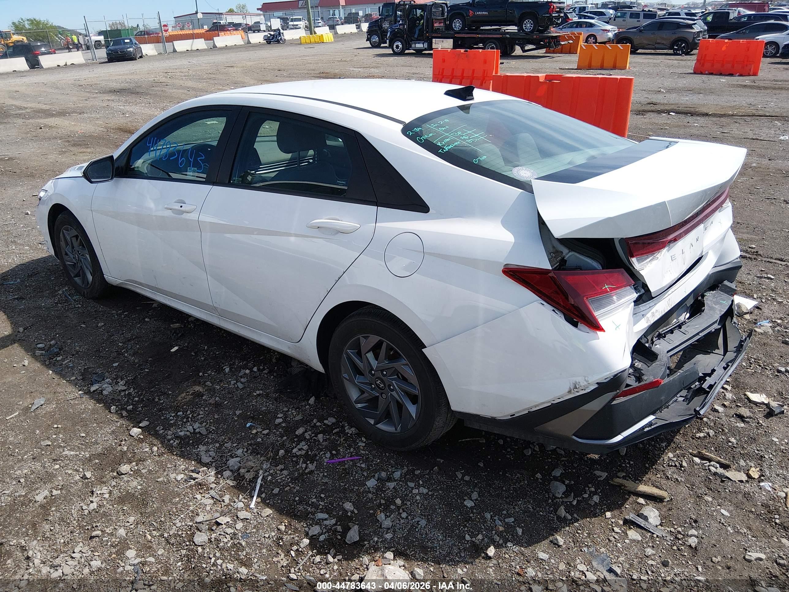 HYUNDAI ELANTRA image 3