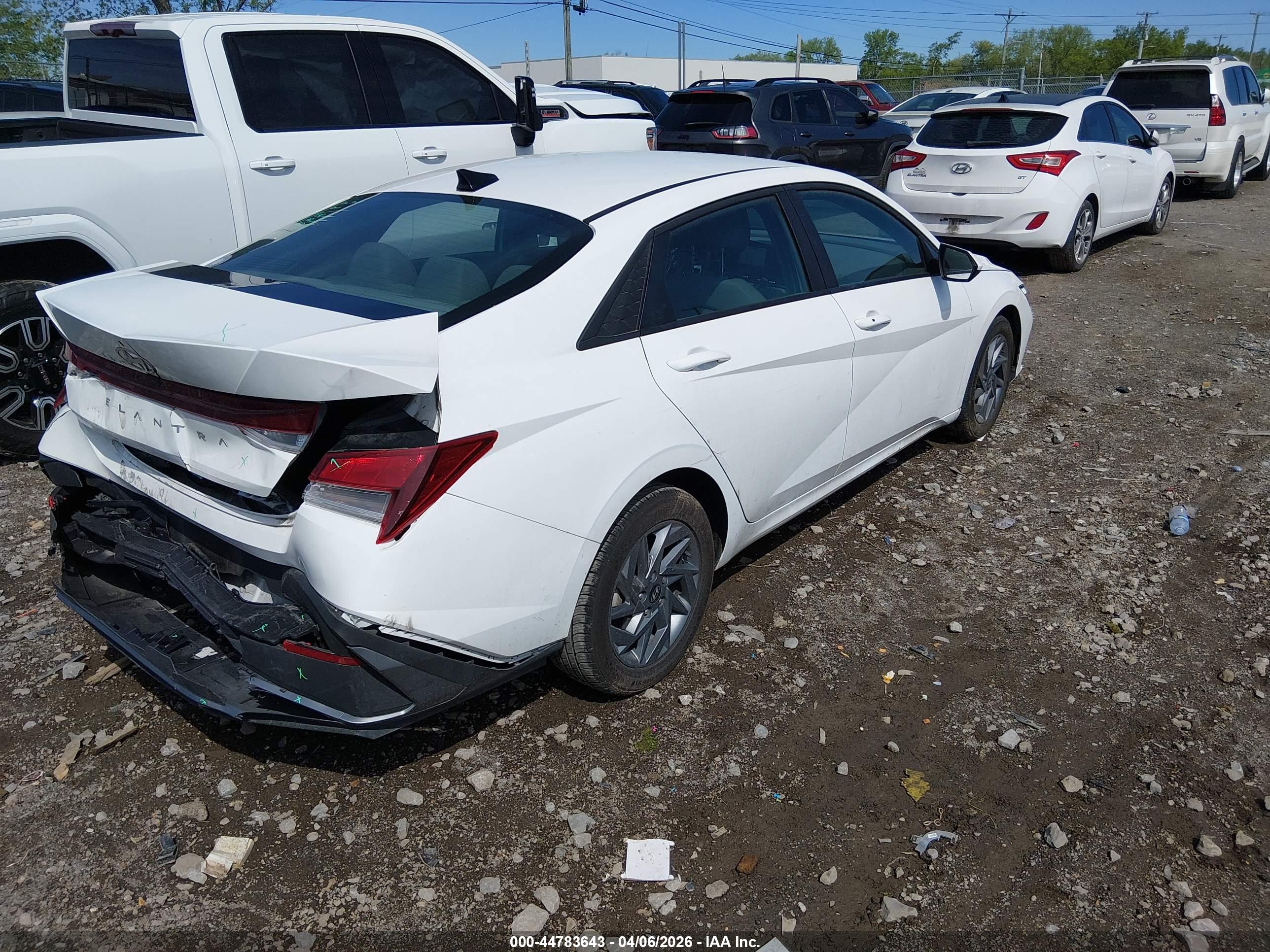 HYUNDAI ELANTRA image 4