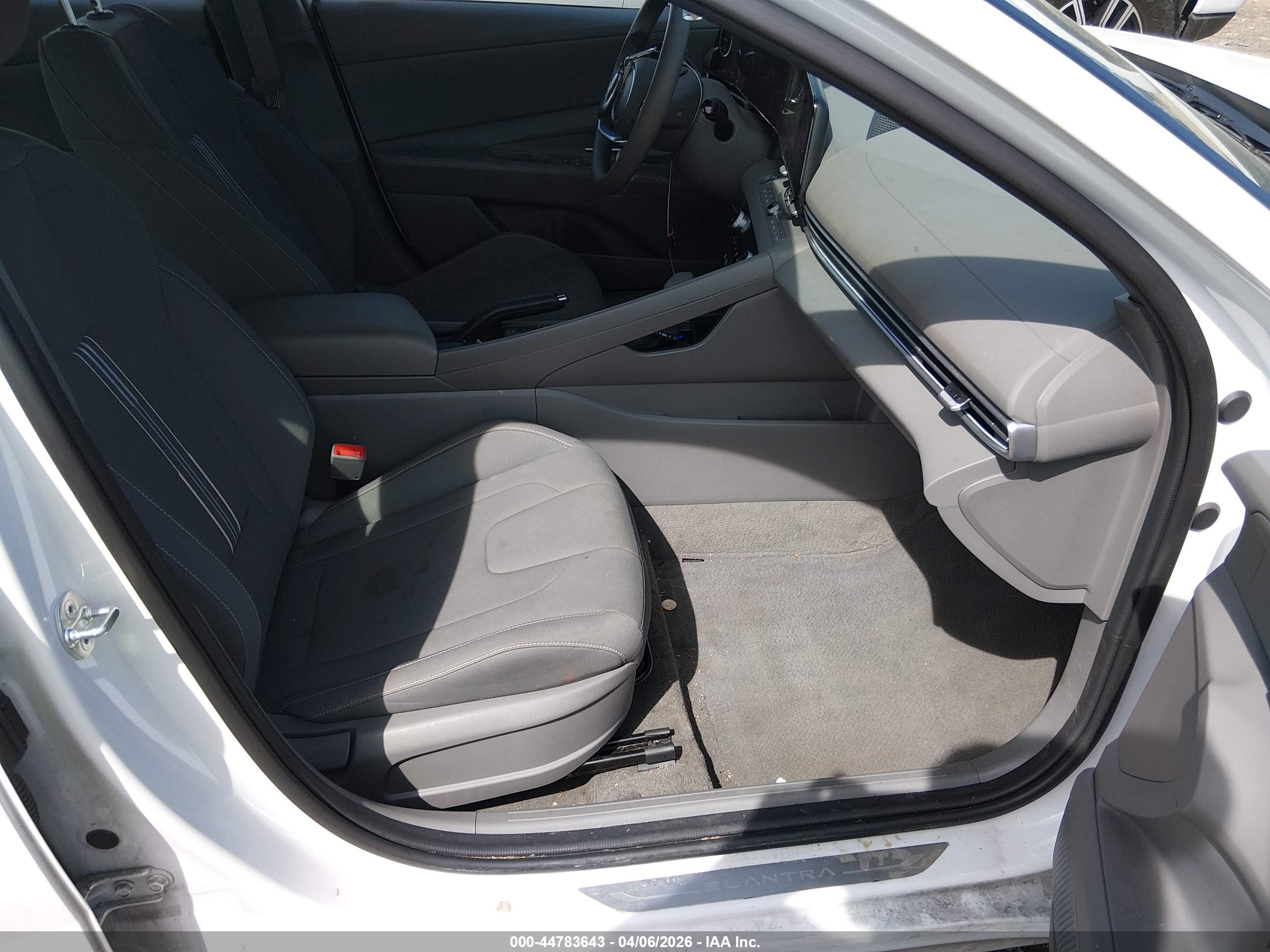 HYUNDAI ELANTRA image 5