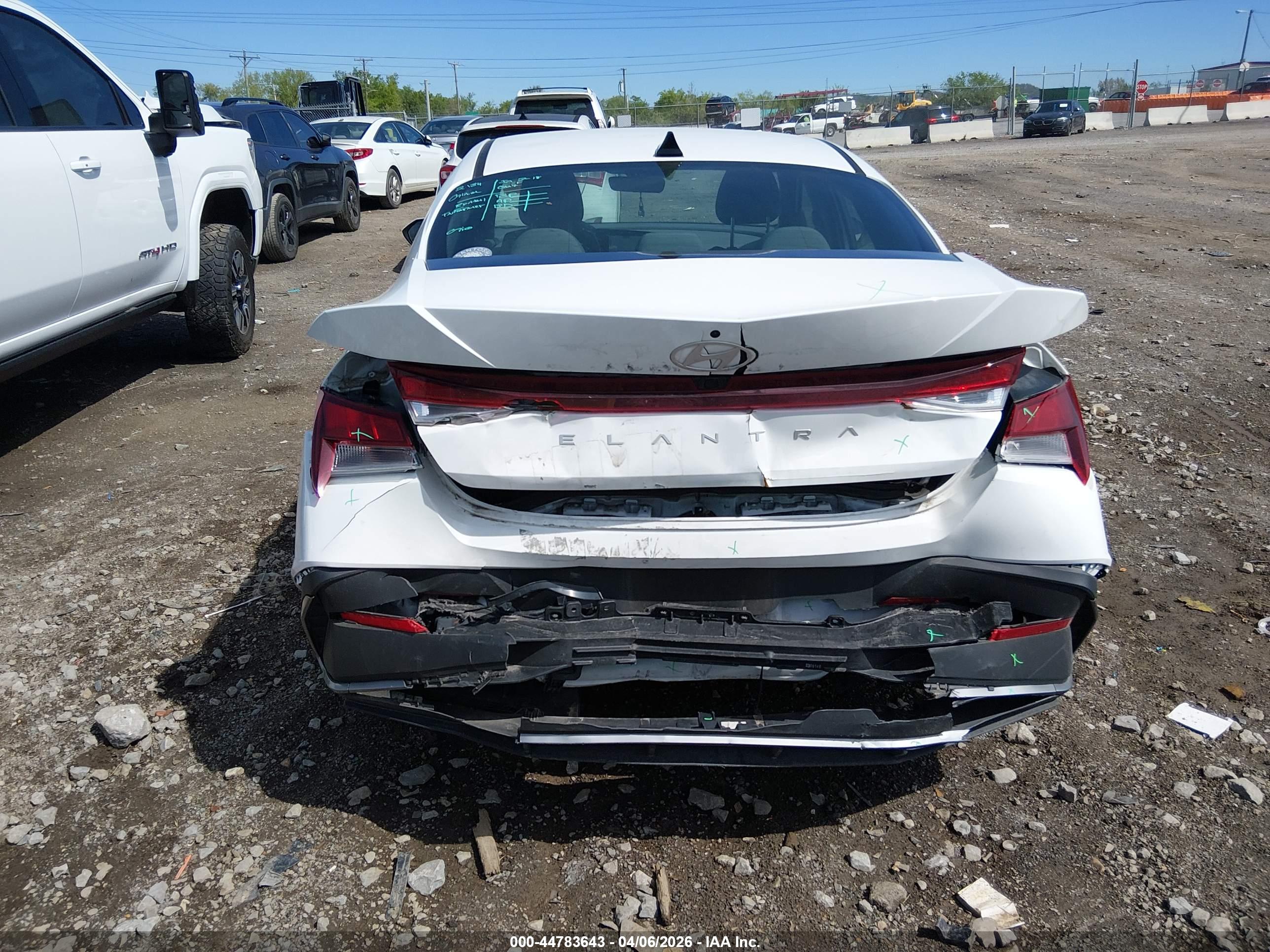 HYUNDAI ELANTRA image 6