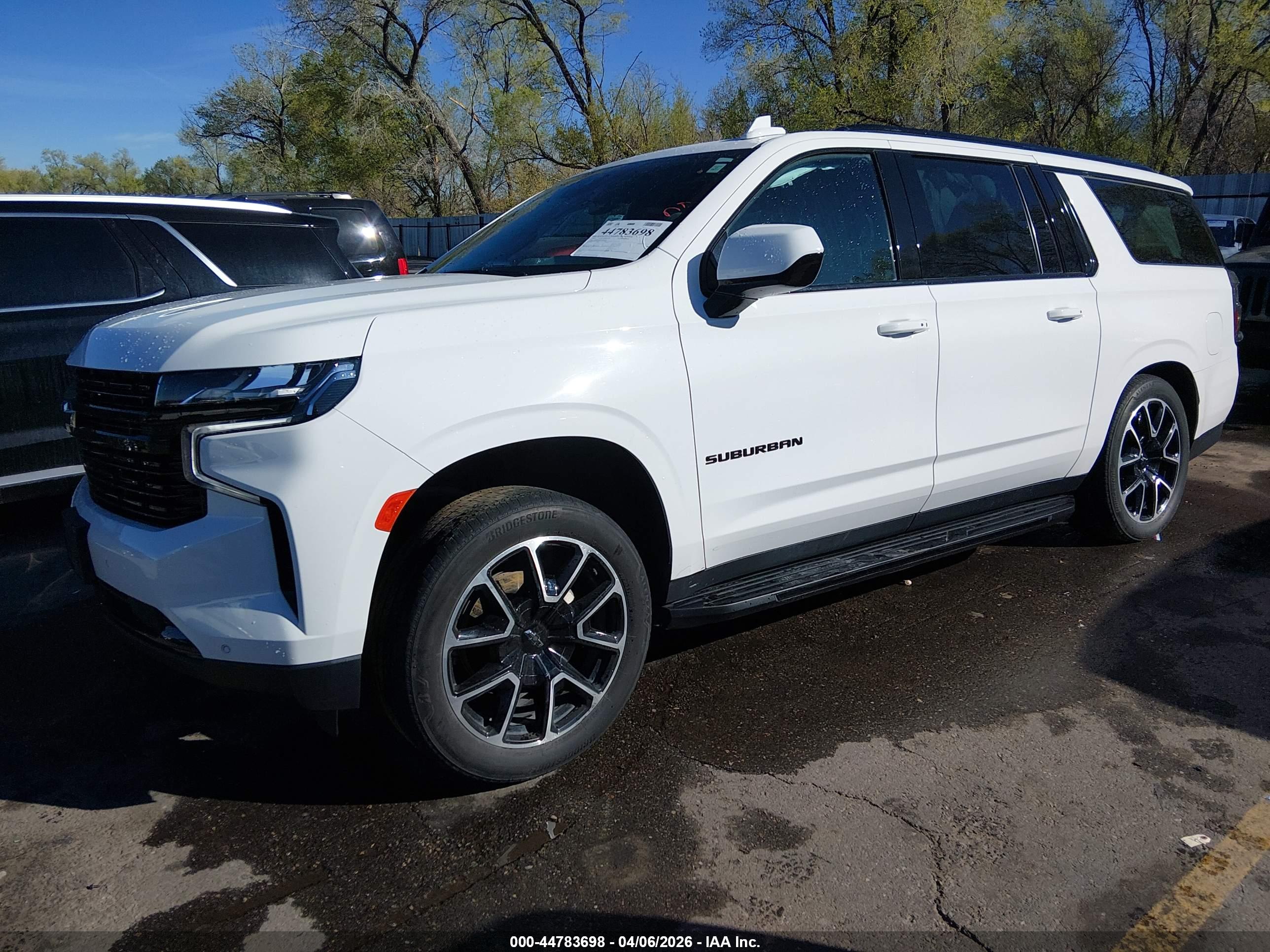 CHEVROLET SUBURBAN image 2