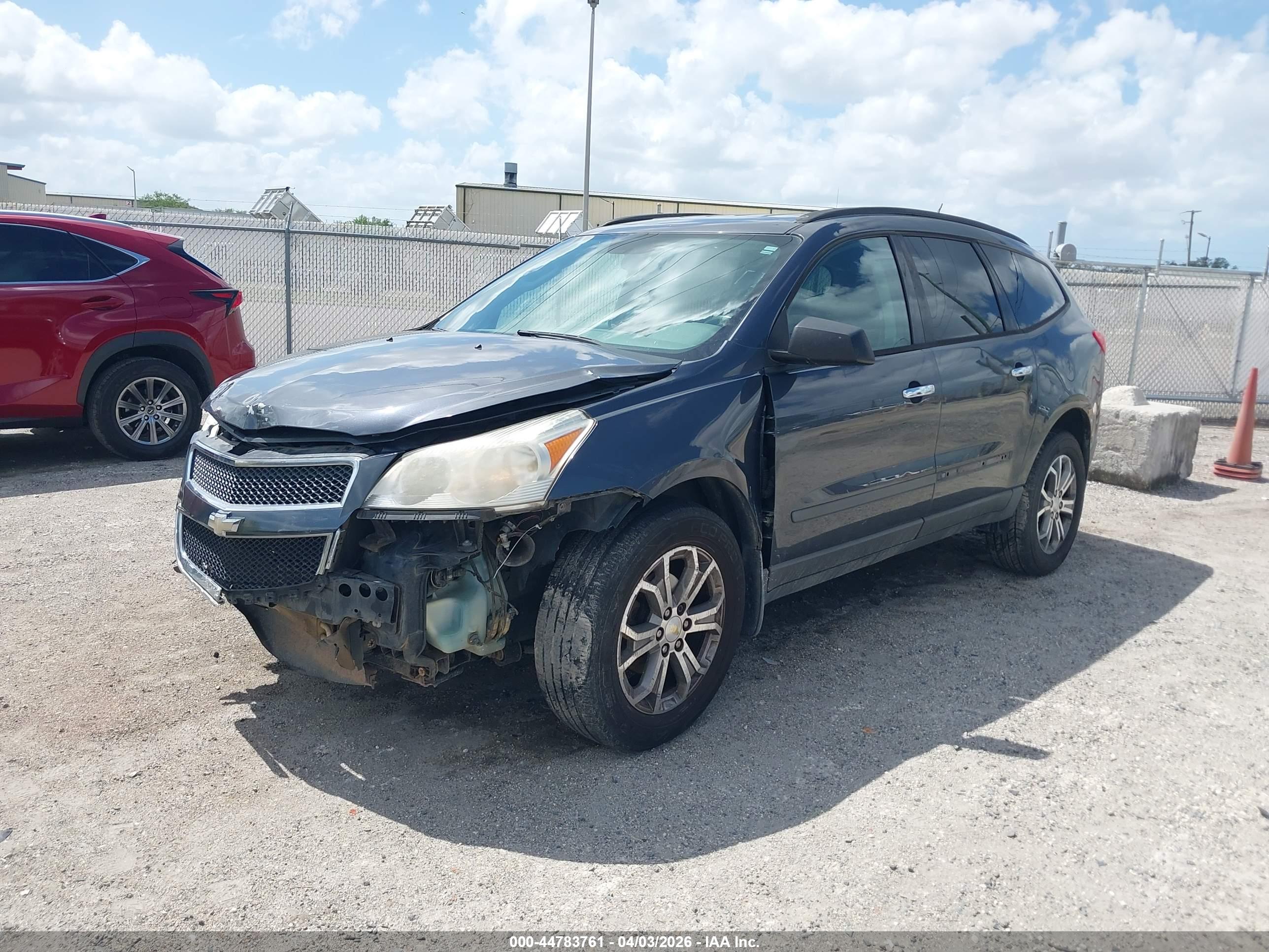 CHEVROLET TRAVERSE image 2