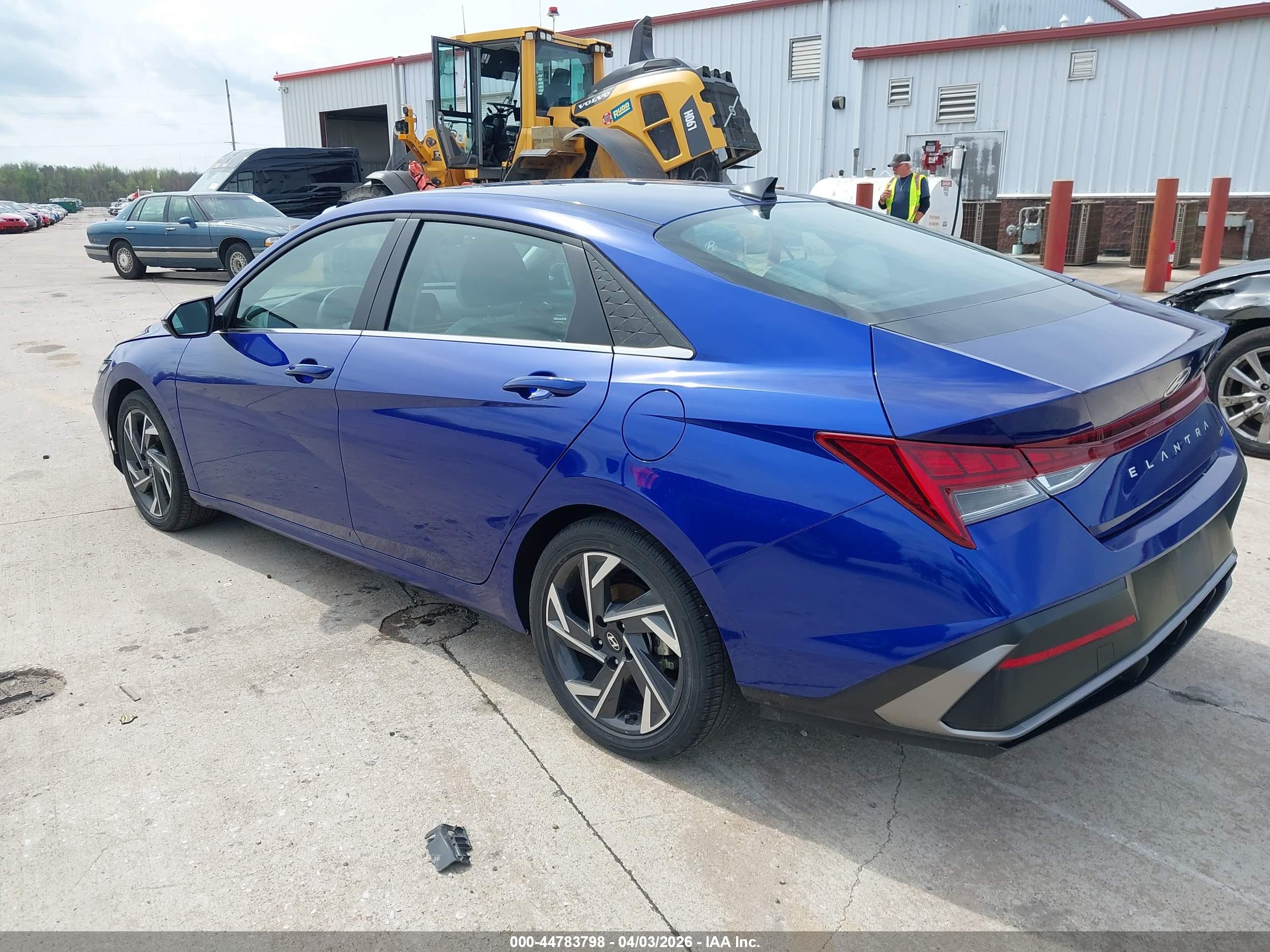 HYUNDAI ELANTRA image 3