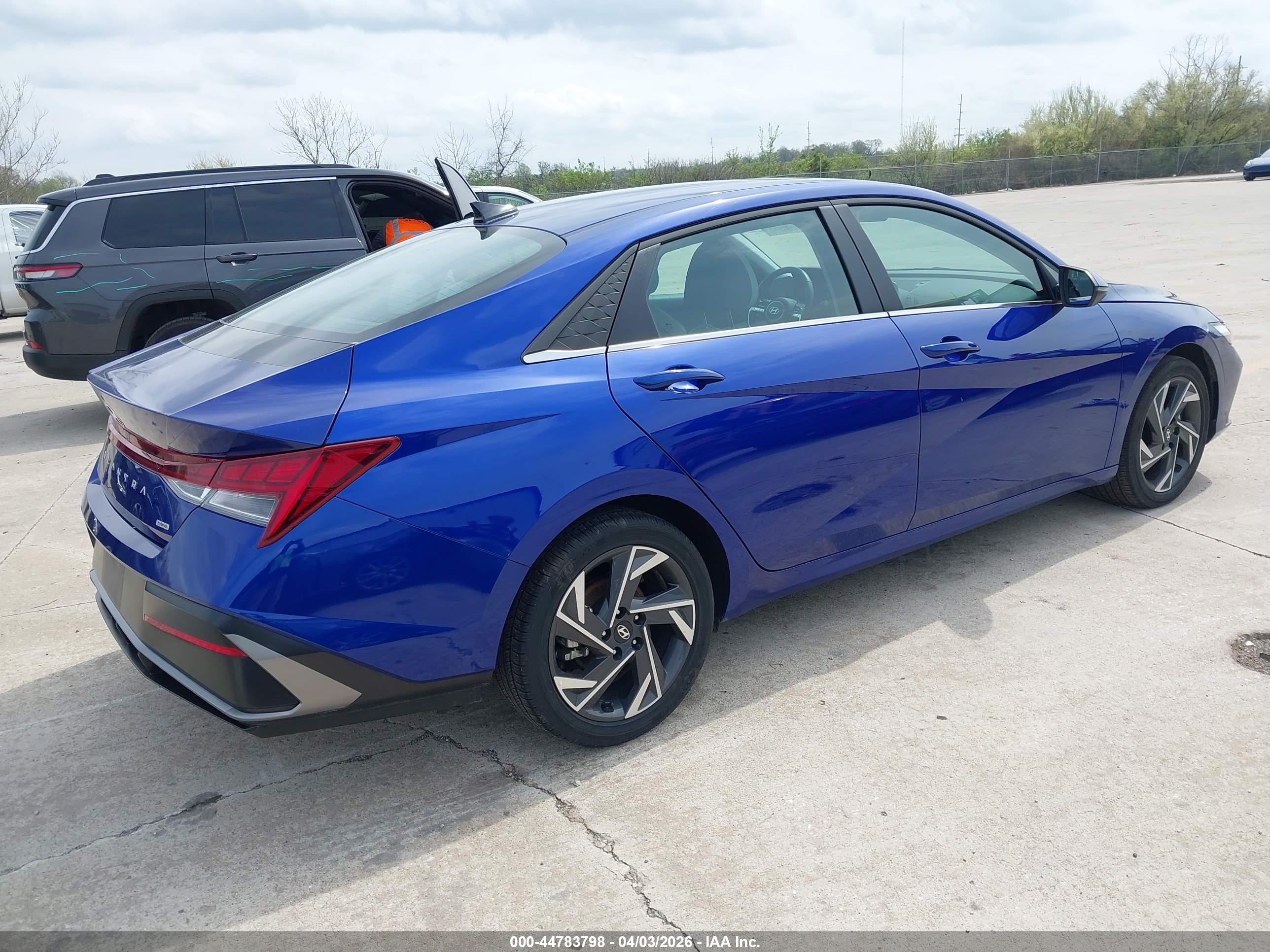 HYUNDAI ELANTRA image 4