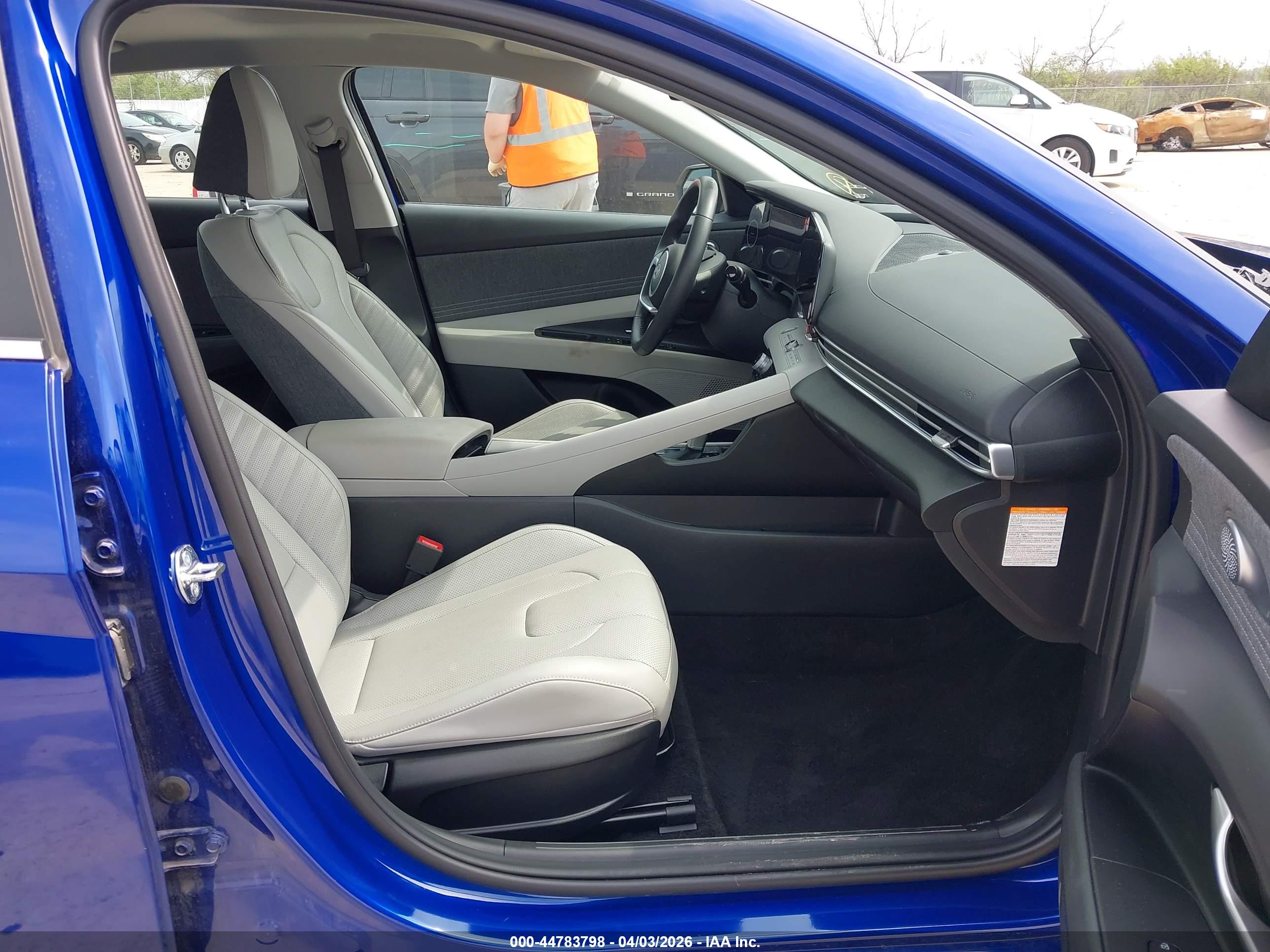 HYUNDAI ELANTRA image 5
