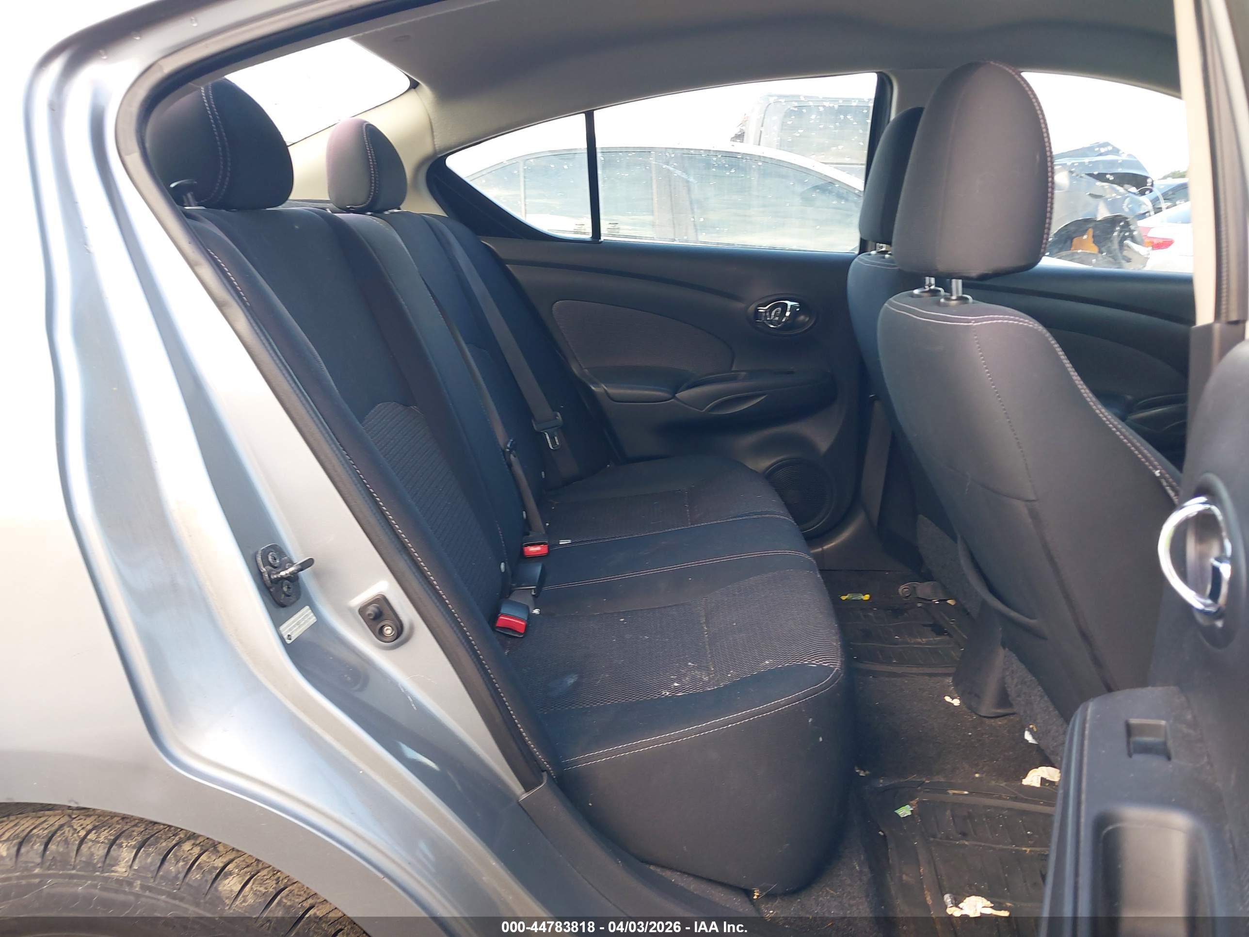 NISSAN VERSA image 8