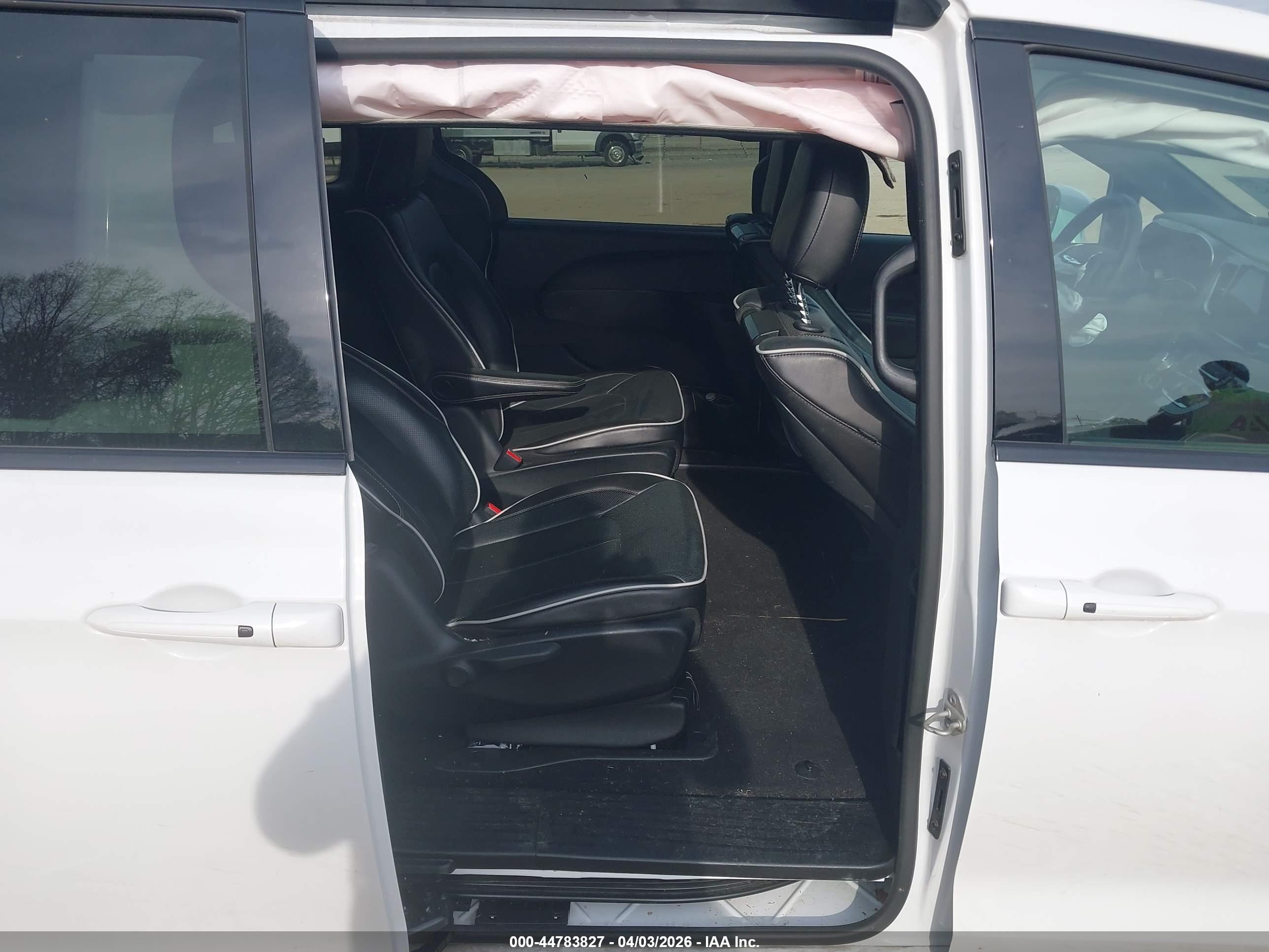 CHRYSLER PACIFICA image 8