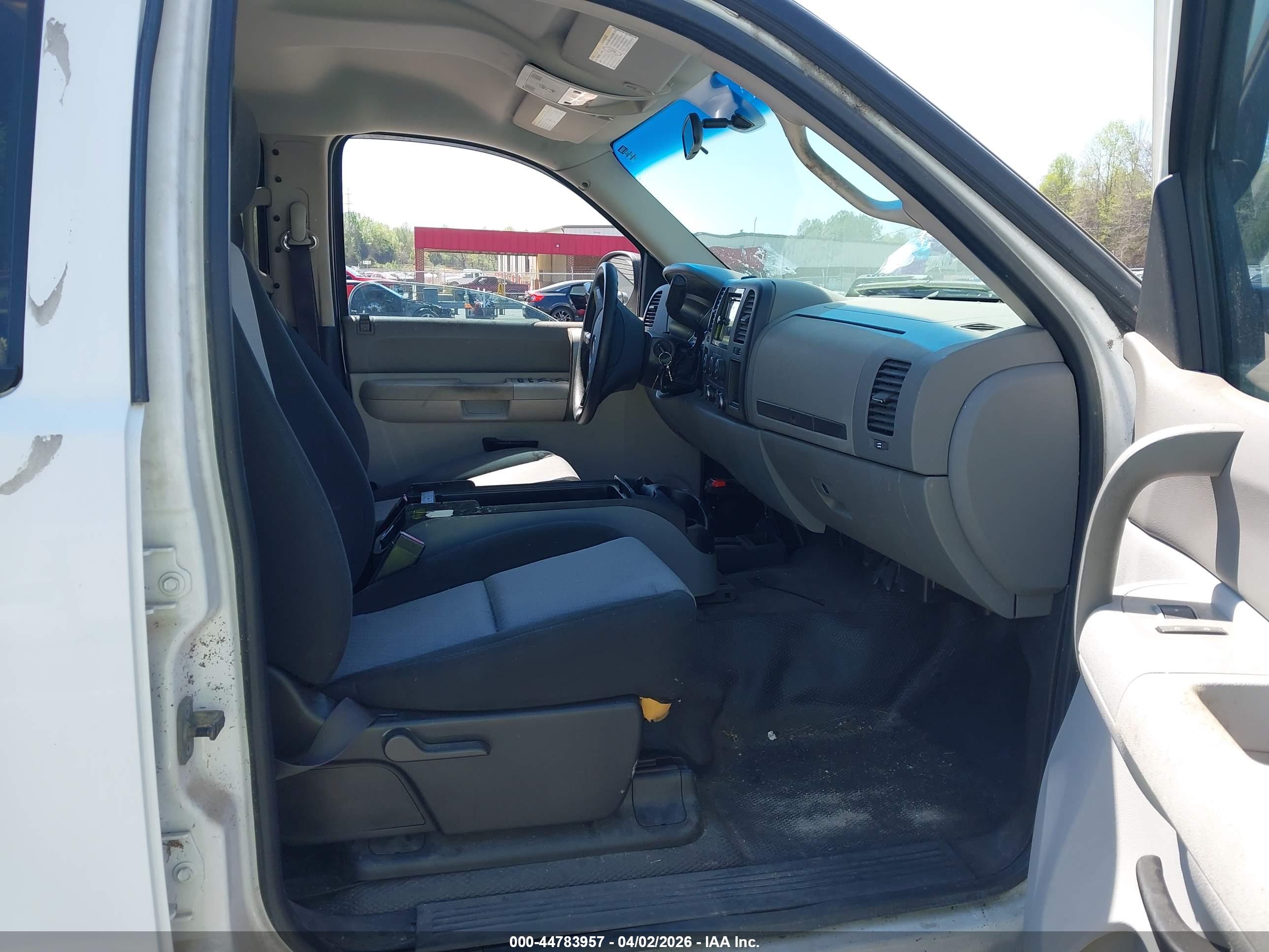 CHEVROLET SILVERADO image 5