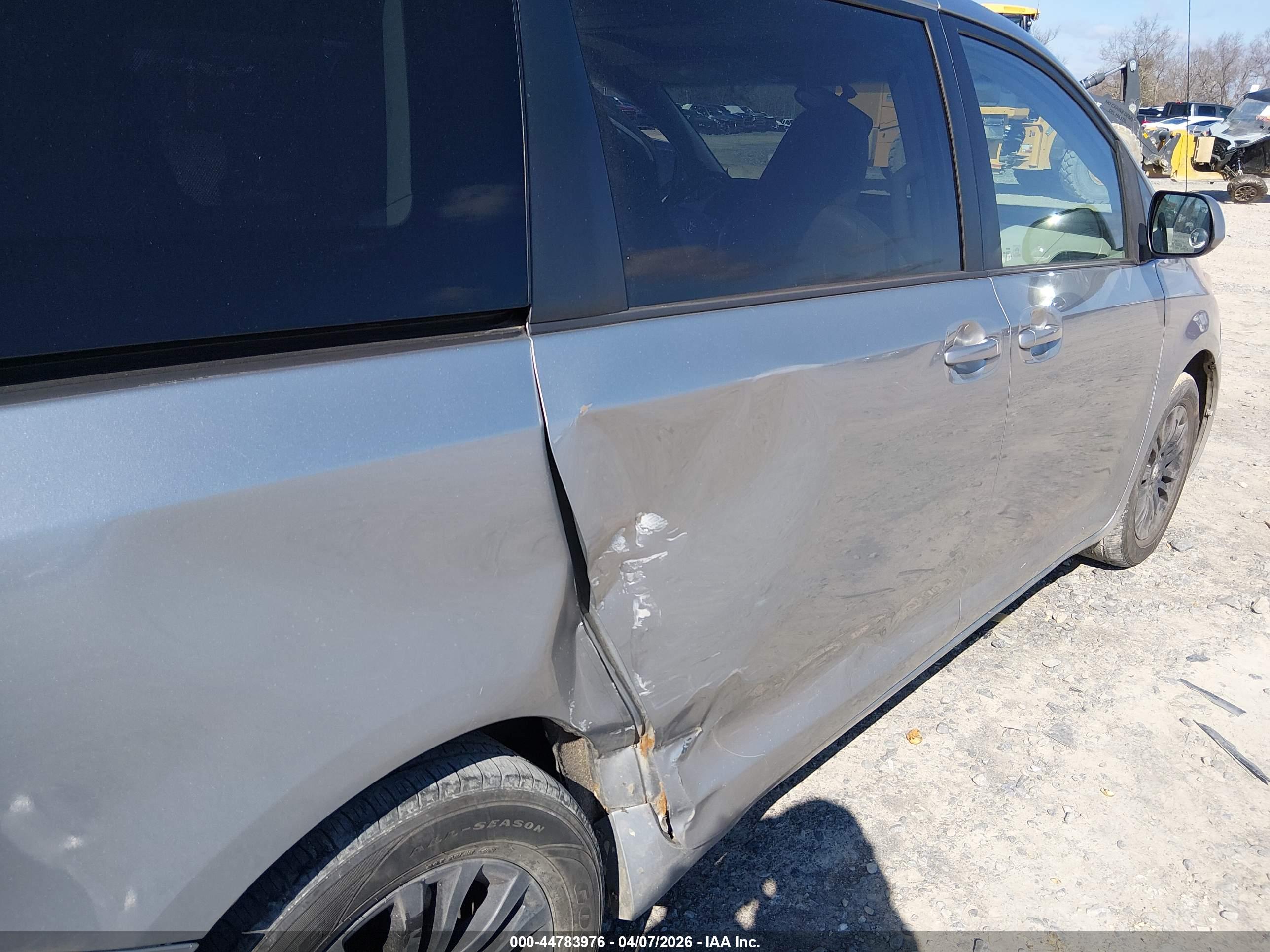 TOYOTA SIENNA image 6
