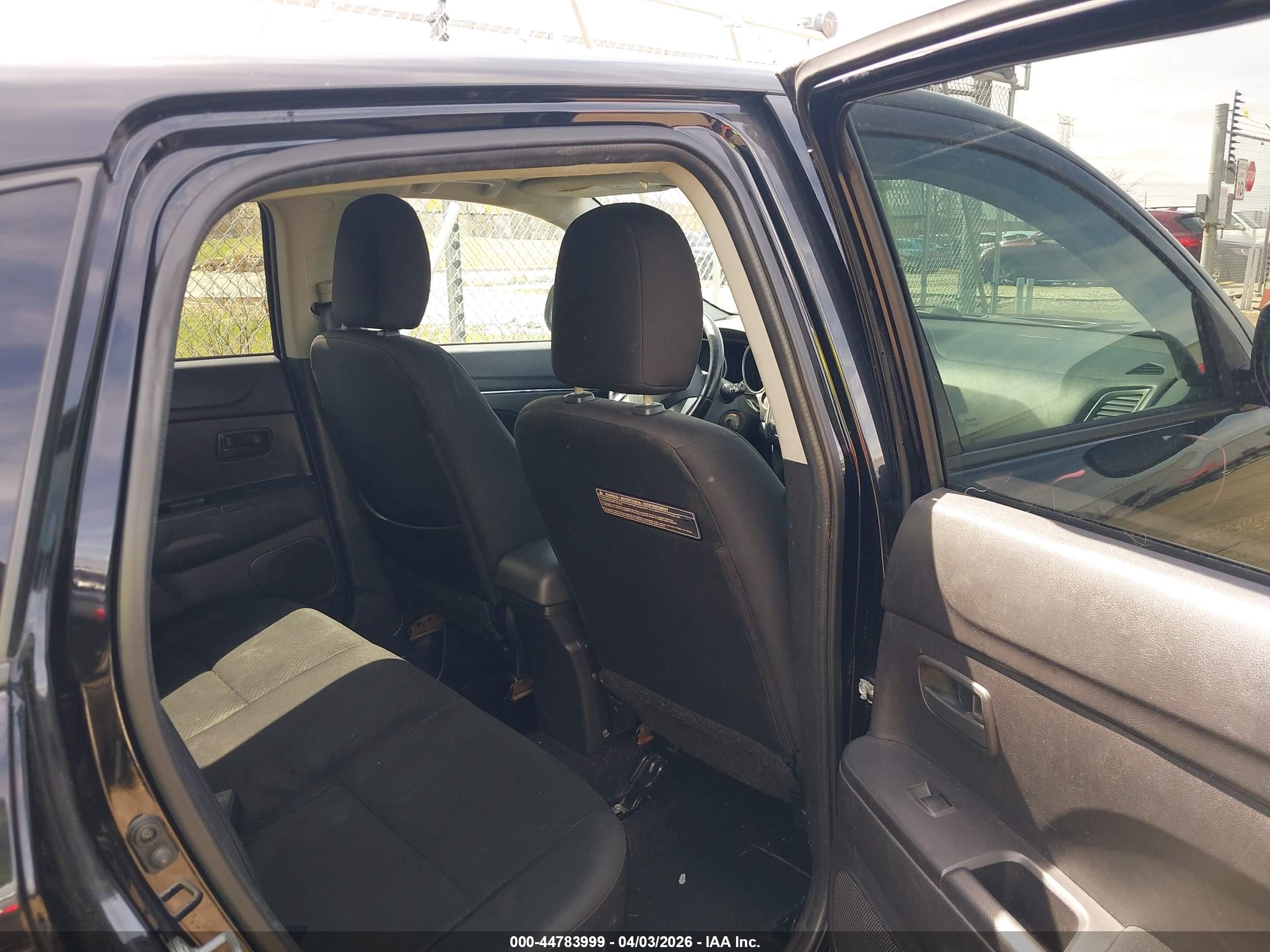 MITSUBISHI OUTLANDER image 8