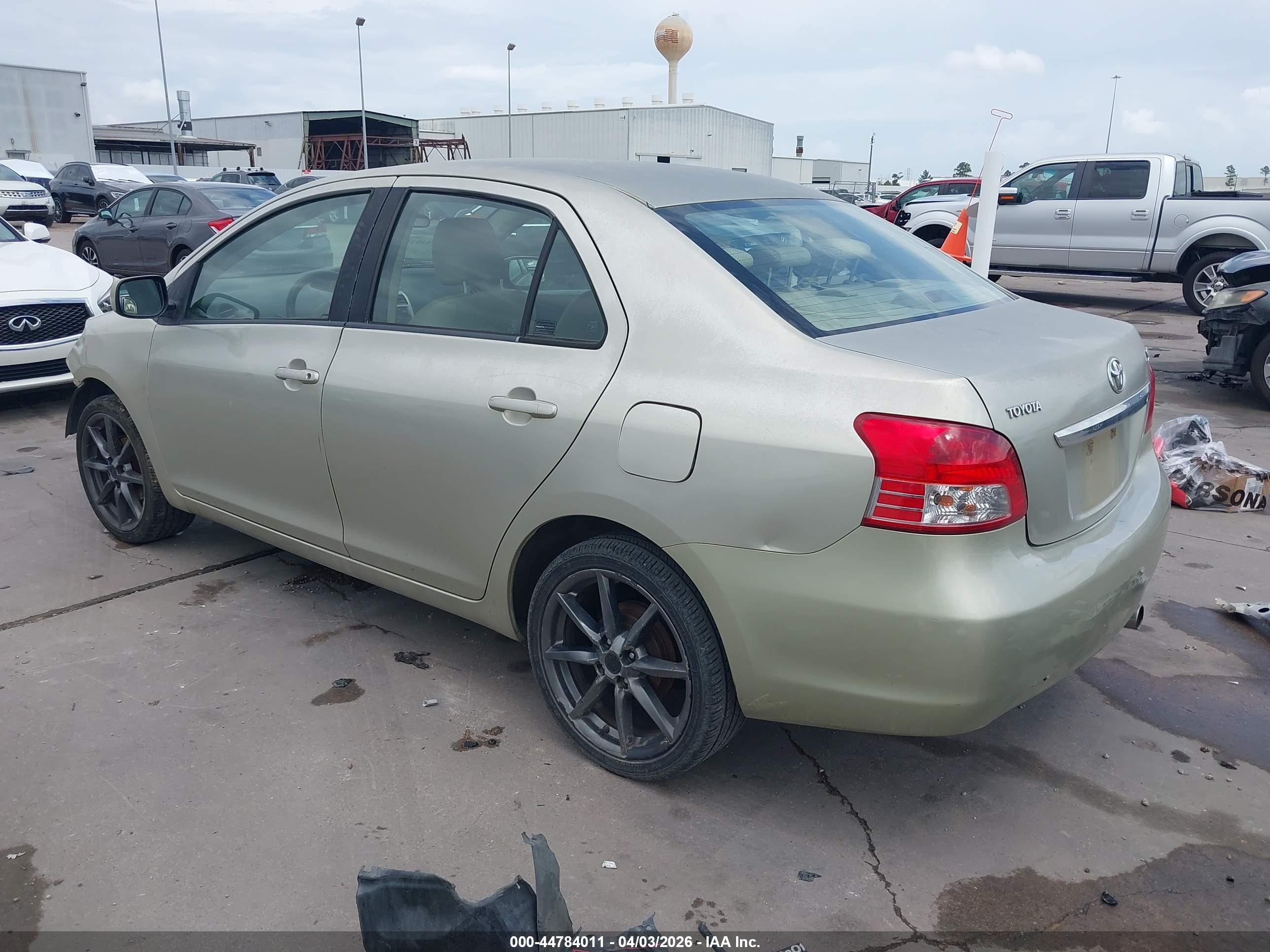 TOYOTA YARIS image 3
