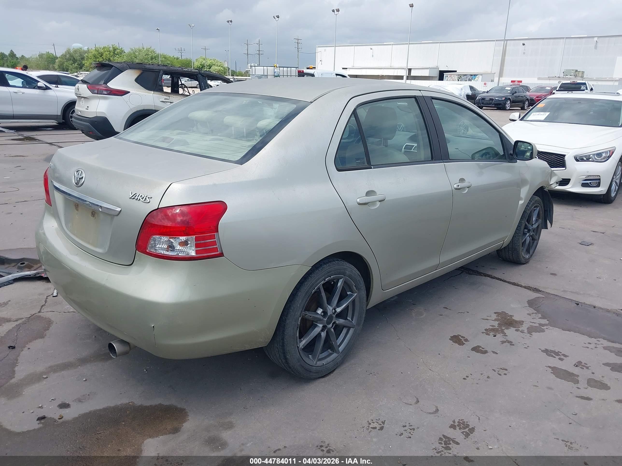 TOYOTA YARIS image 4