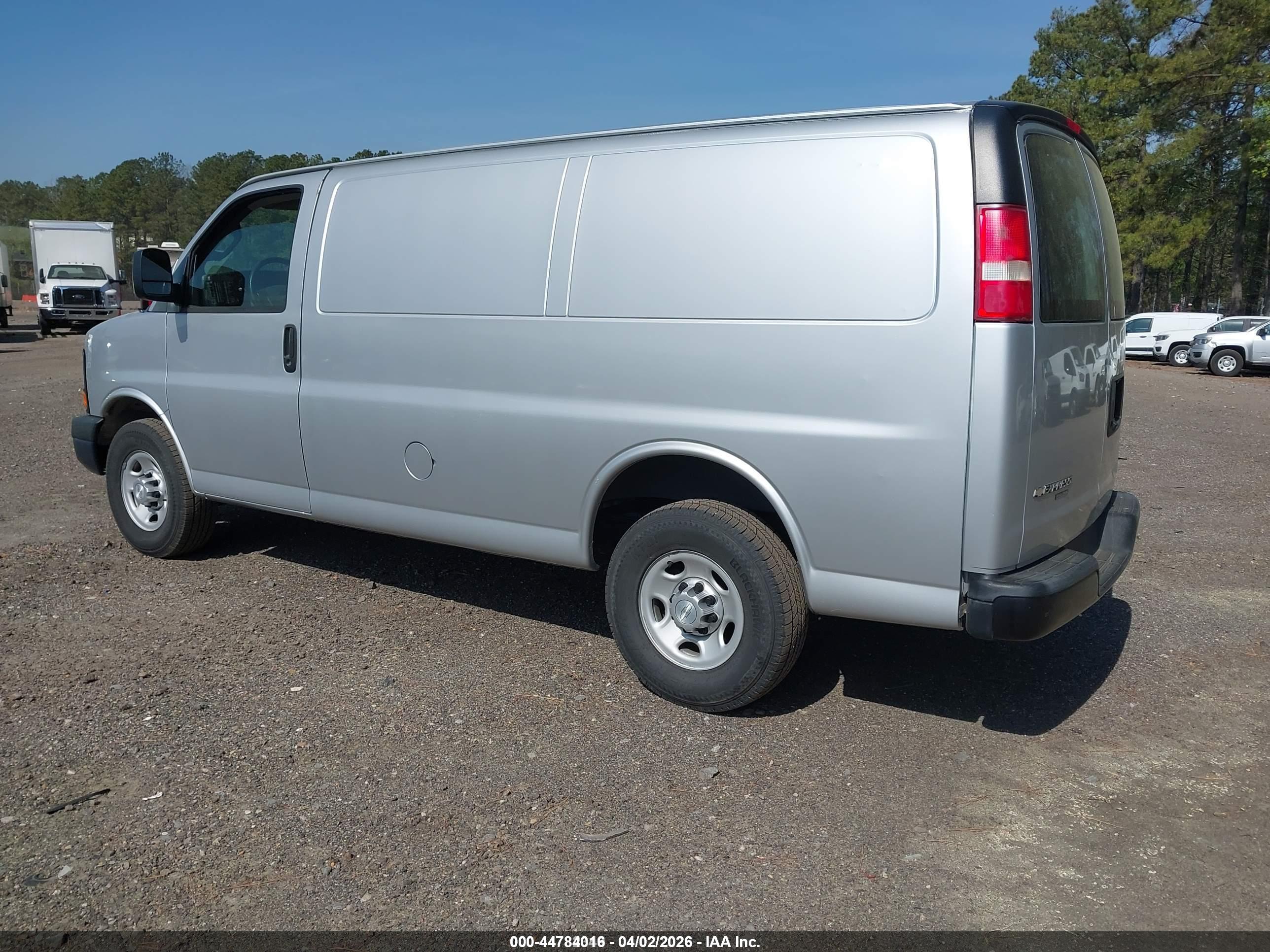 CHEVROLET EXPRESS image 3