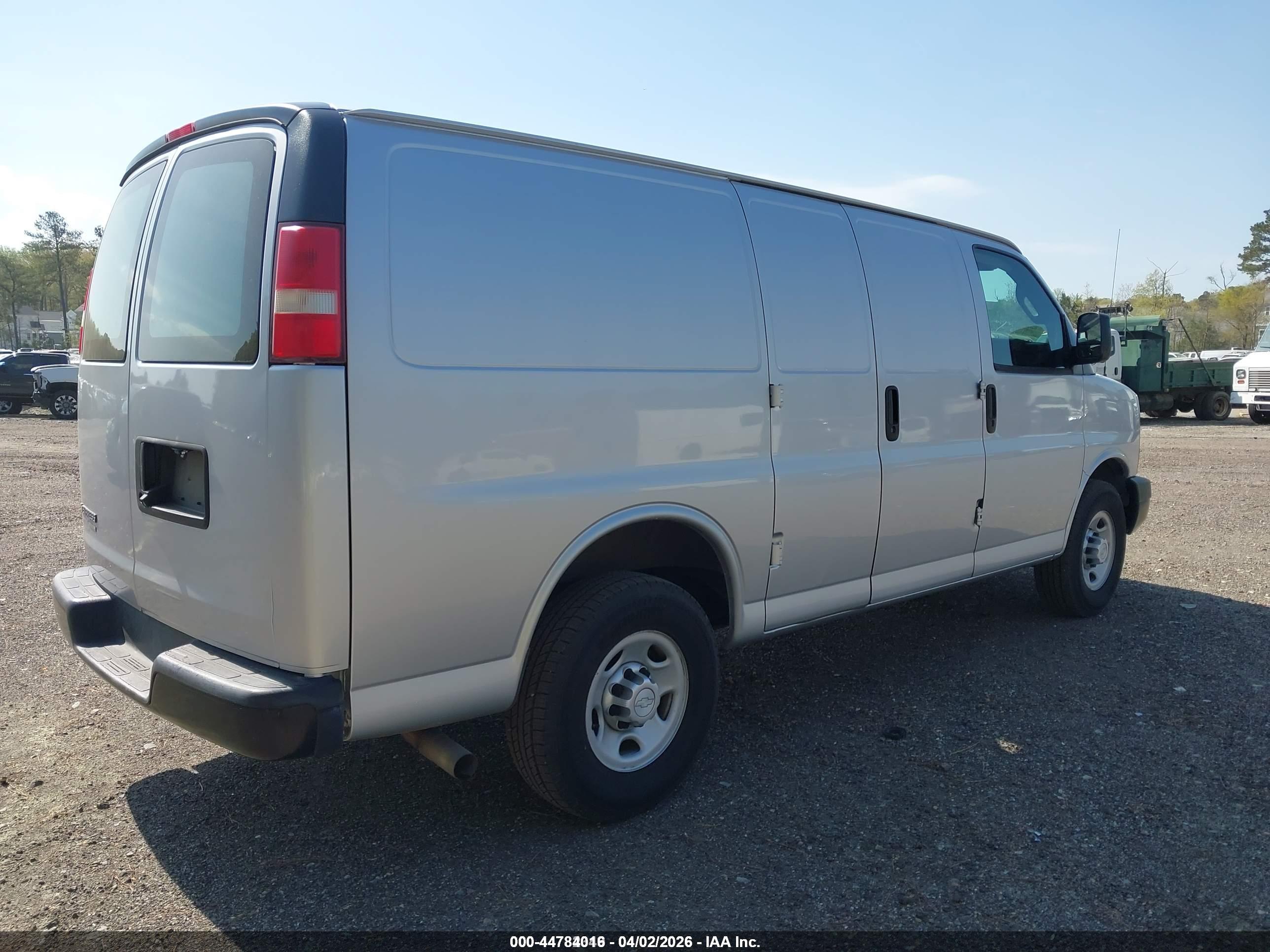 CHEVROLET EXPRESS image 4