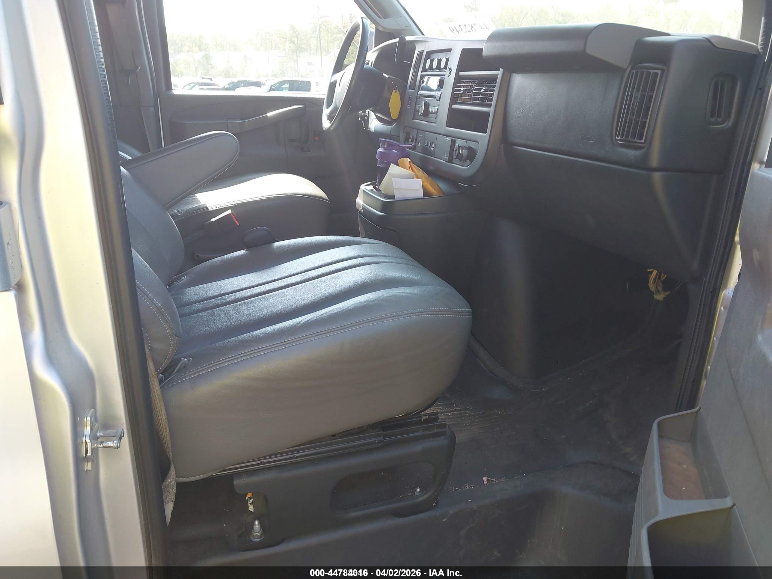 CHEVROLET EXPRESS image 5