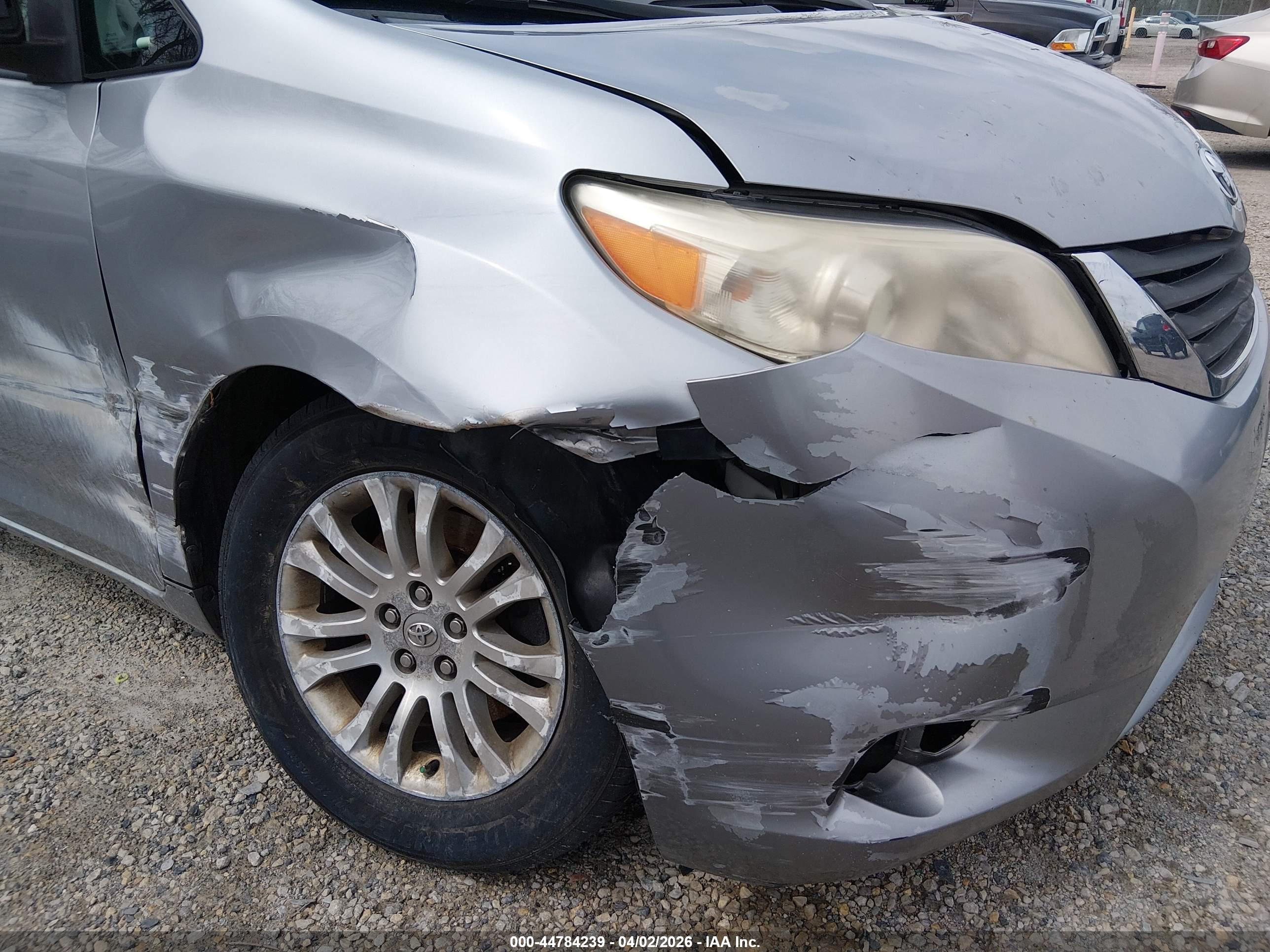 TOYOTA SIENNA image 6