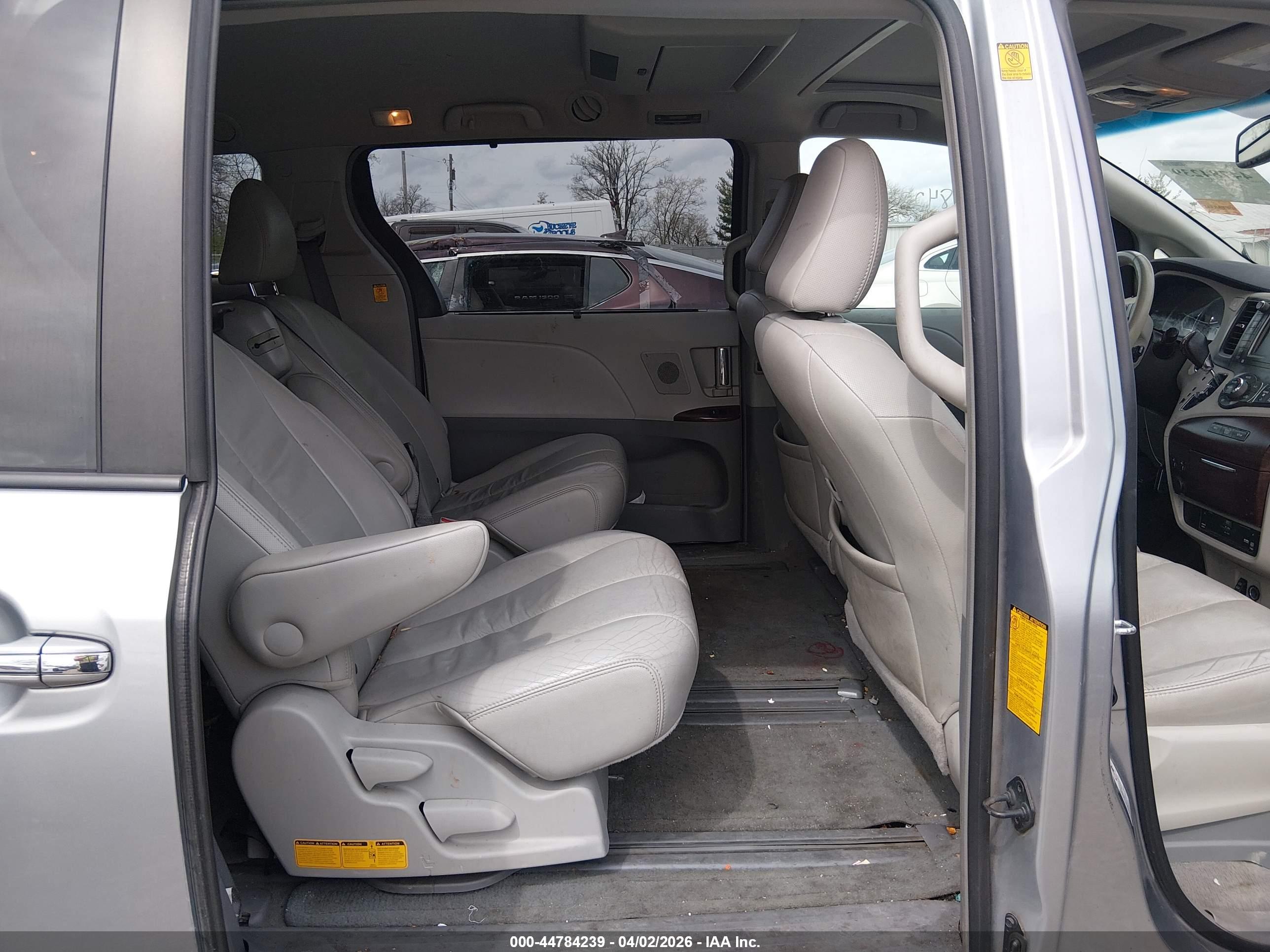 TOYOTA SIENNA image 8