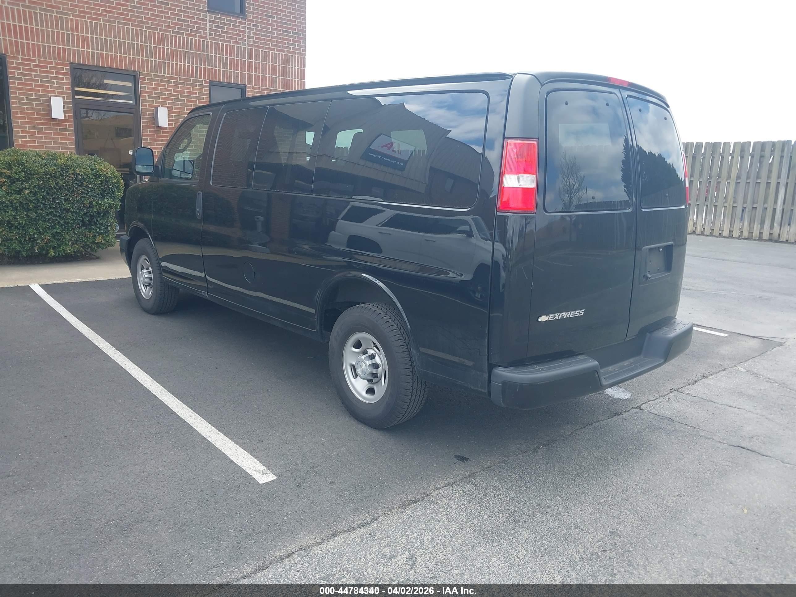 CHEVROLET EXPRESS image 3