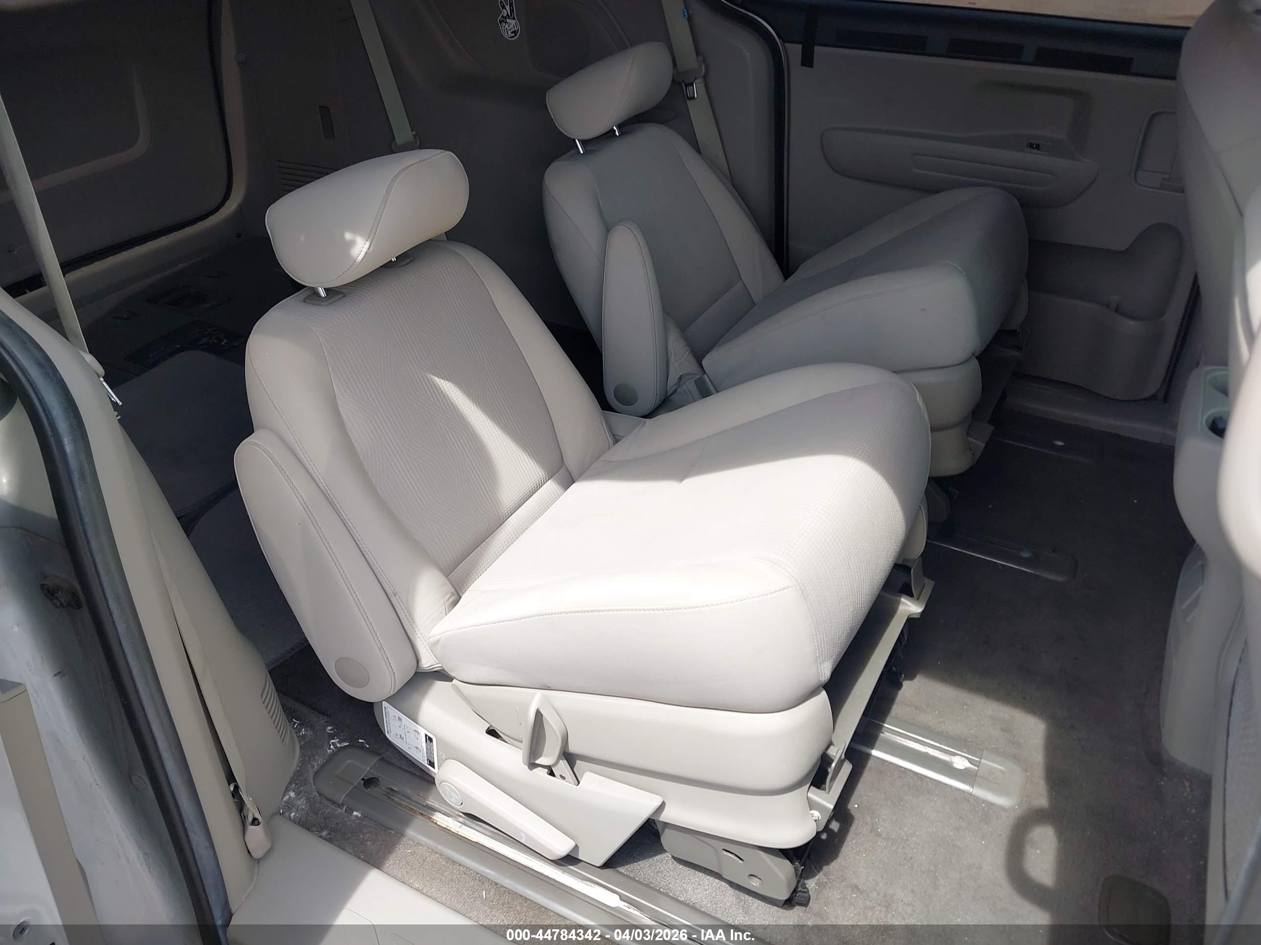 KIA SEDONA image 8