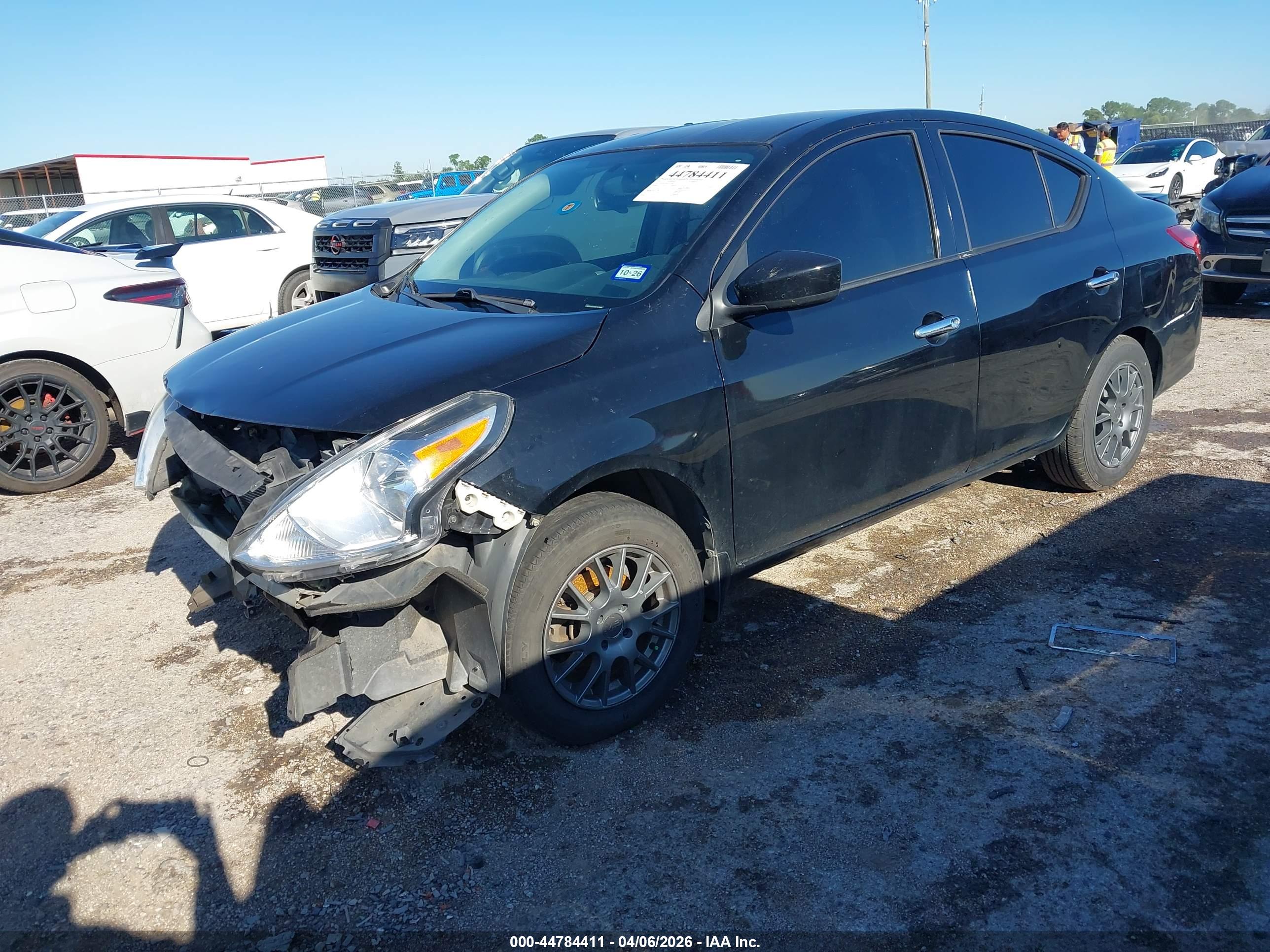 NISSAN VERSA image 2
