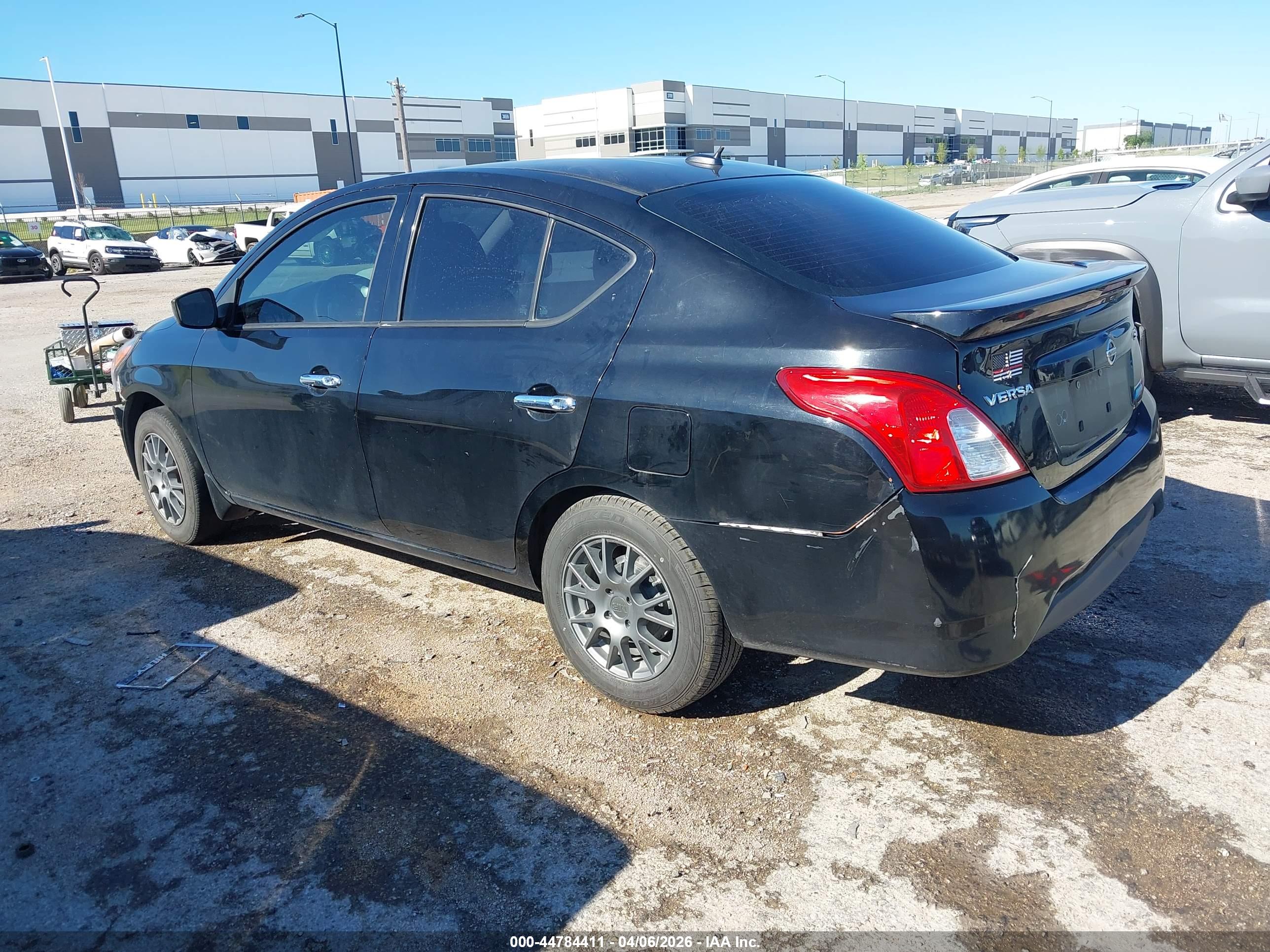 NISSAN VERSA image 3