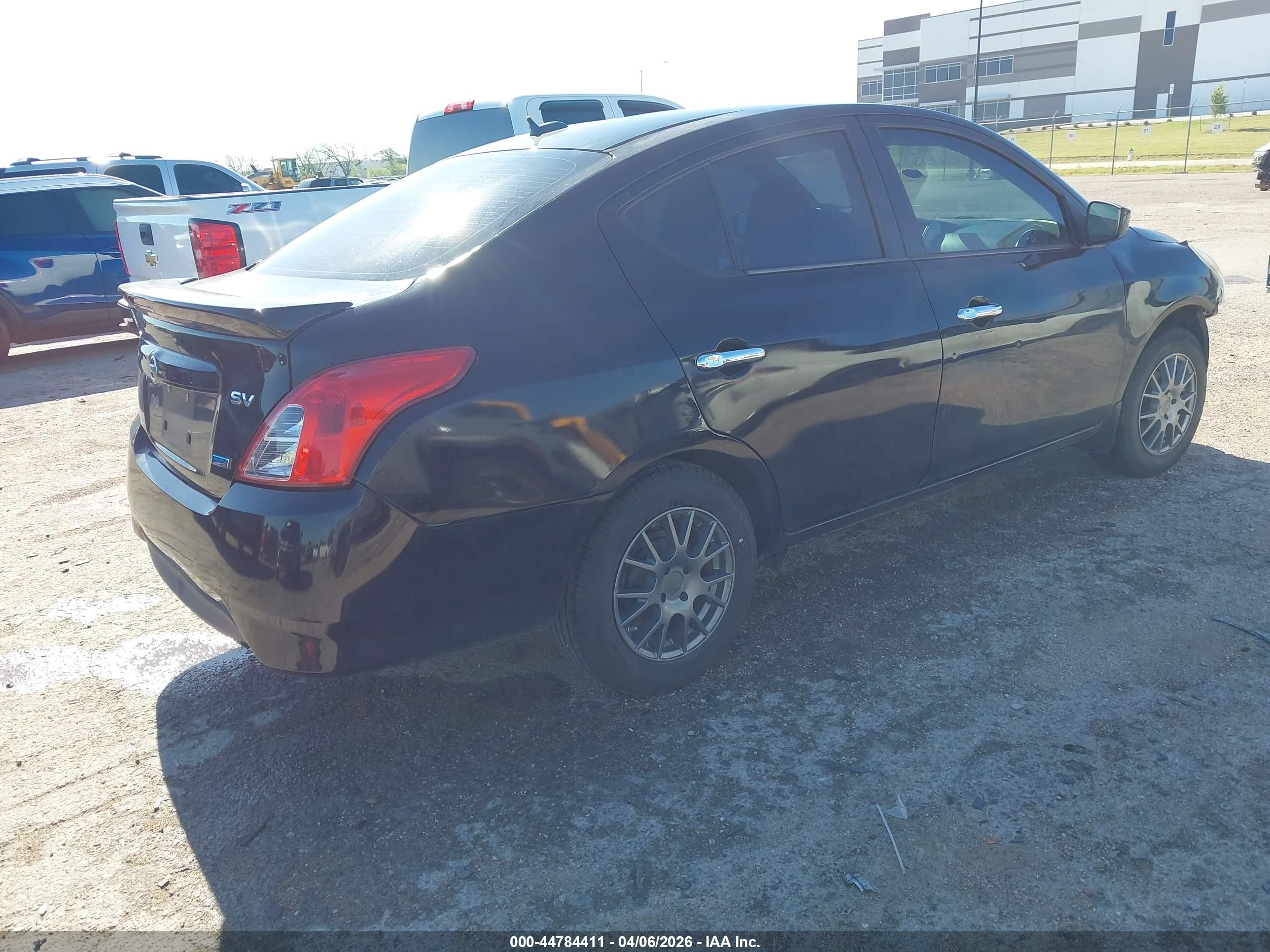 NISSAN VERSA image 4