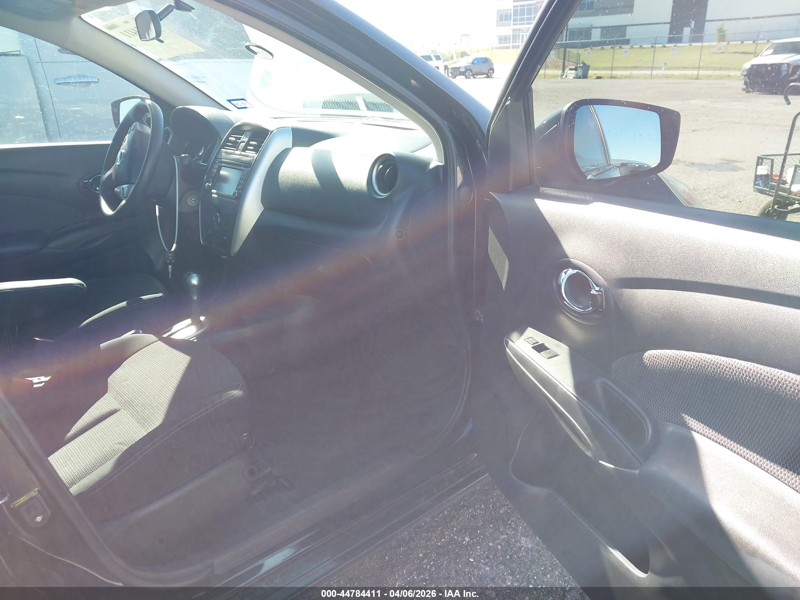 NISSAN VERSA image 5