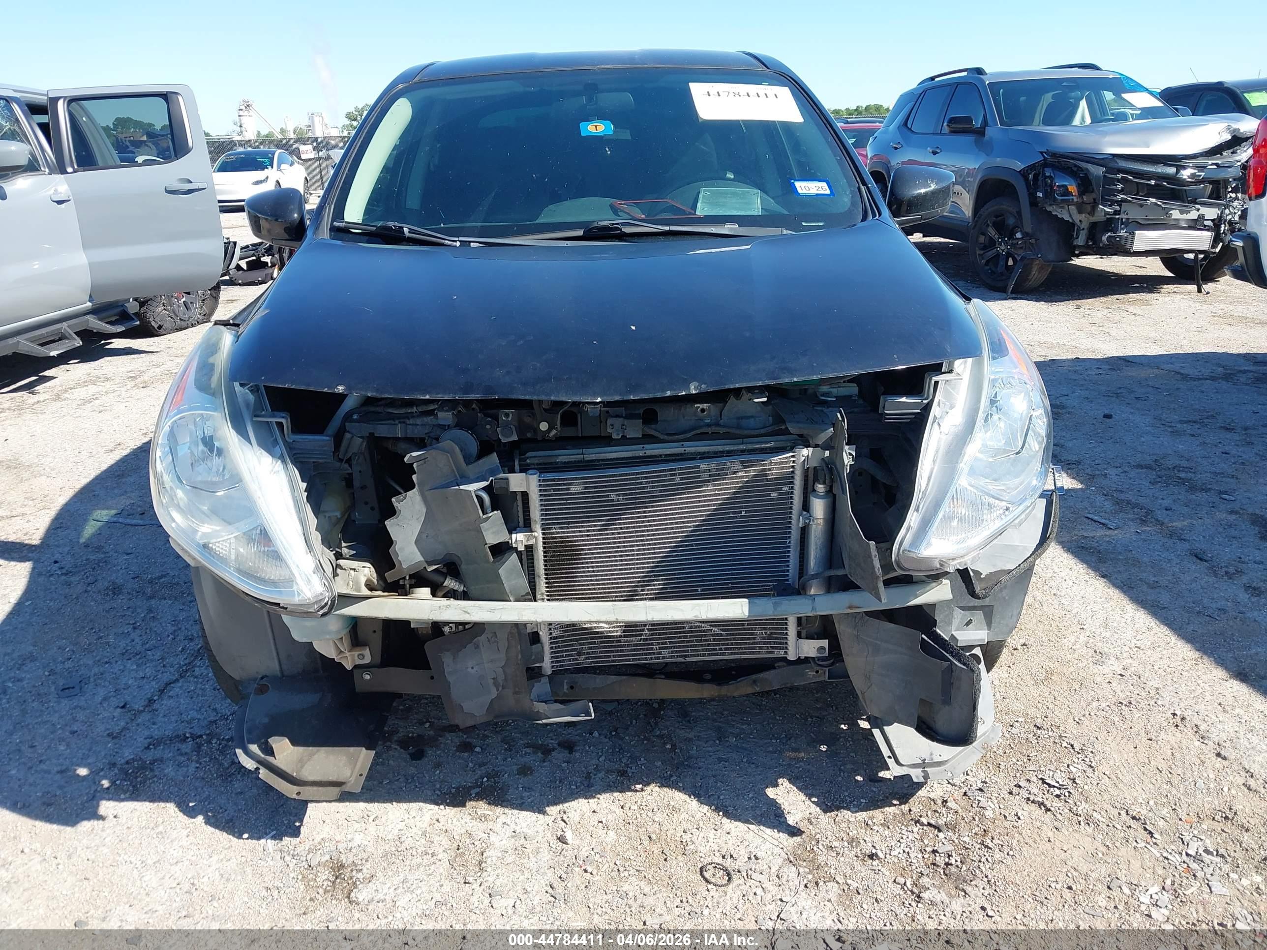 NISSAN VERSA image 6