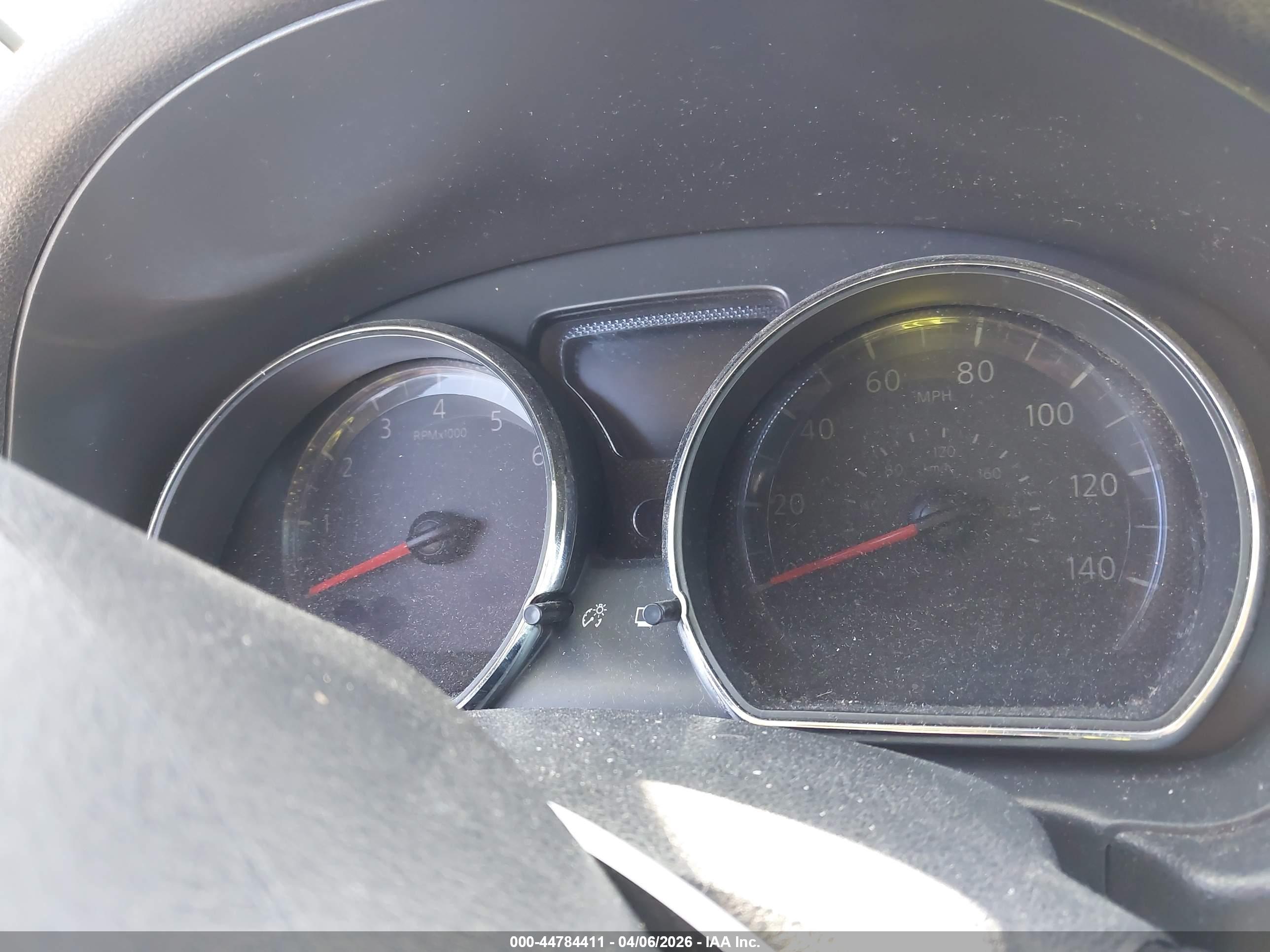 NISSAN VERSA image 7