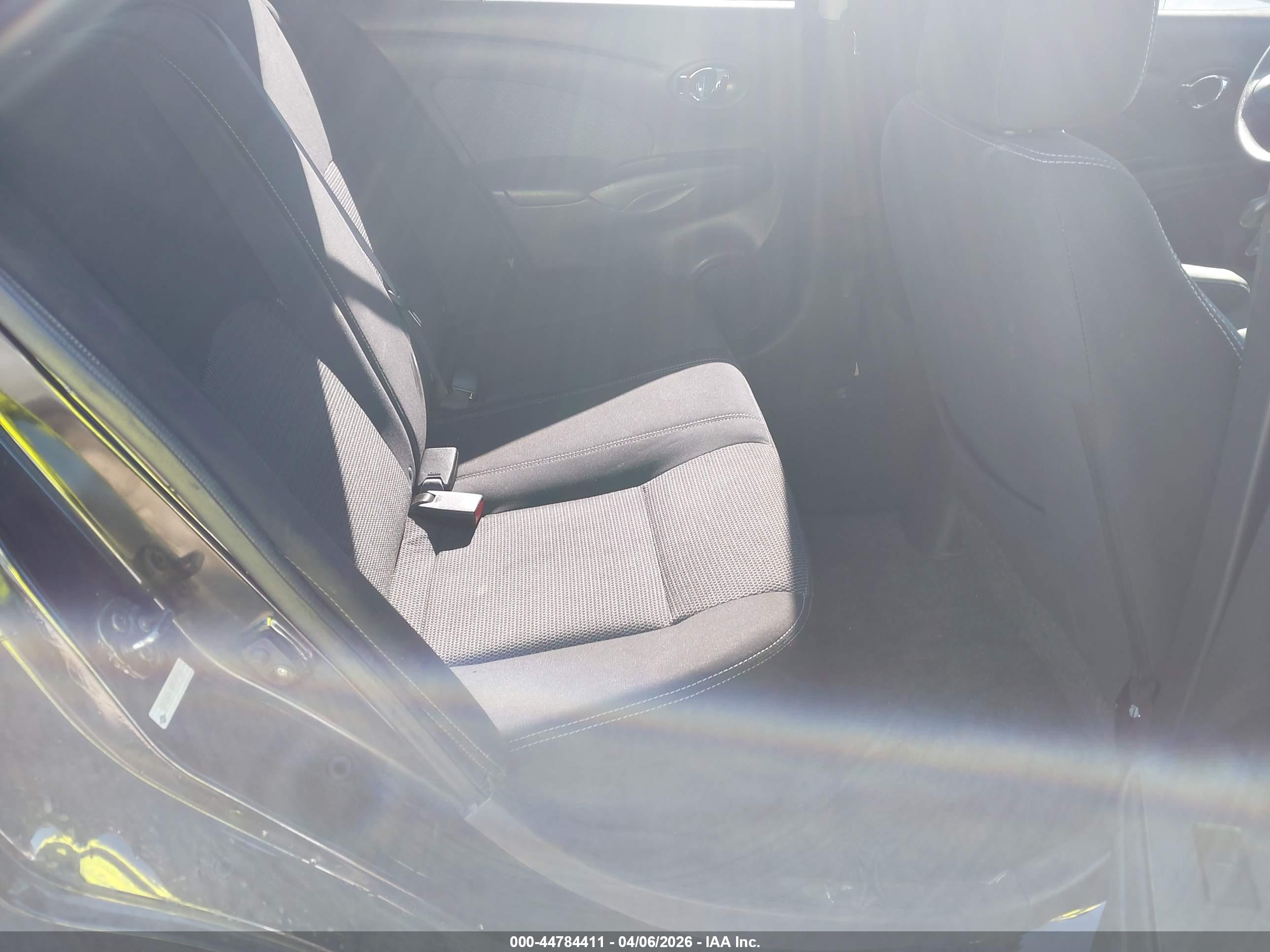 NISSAN VERSA image 8