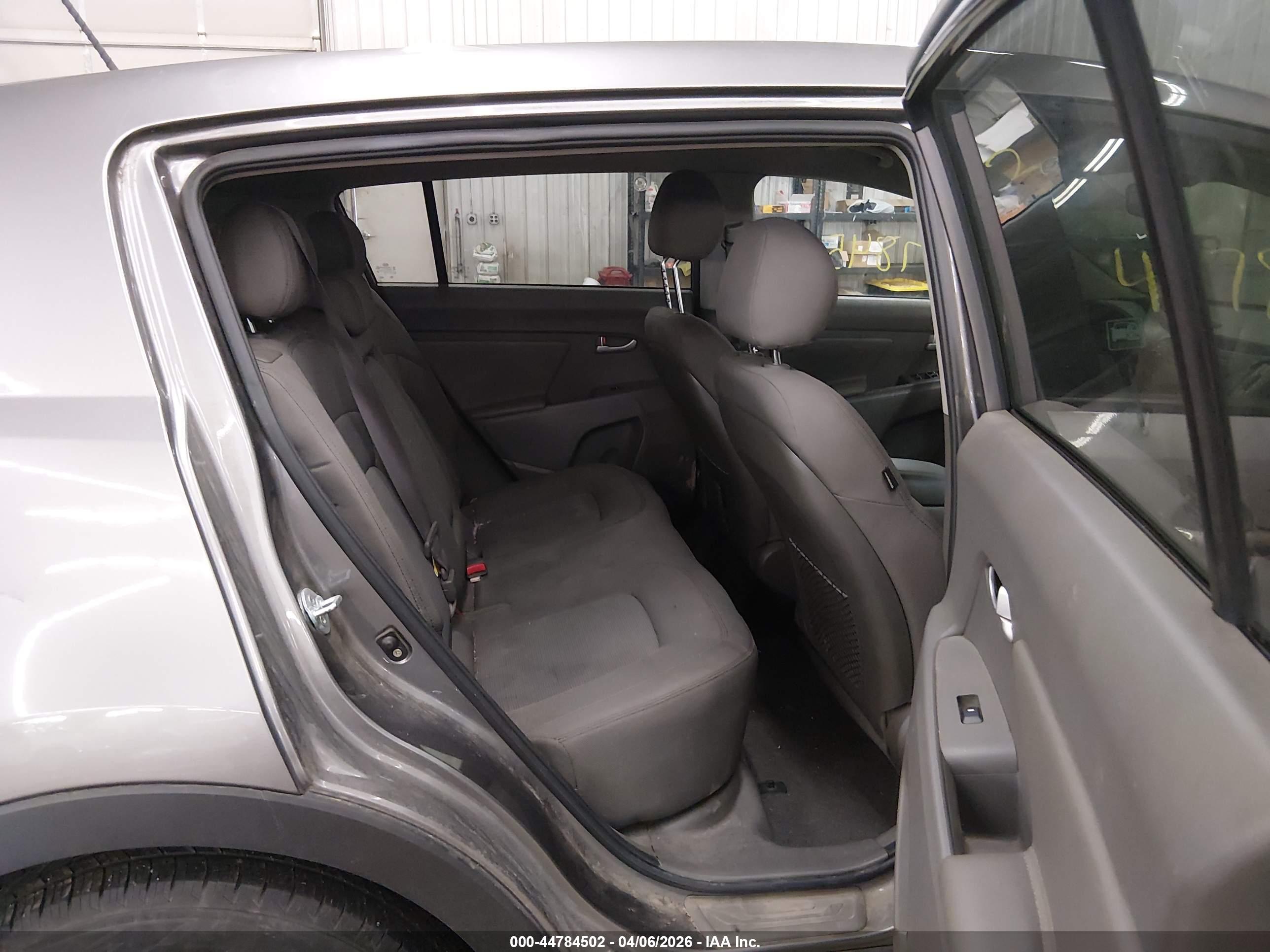 KIA SPORTAGE image 8