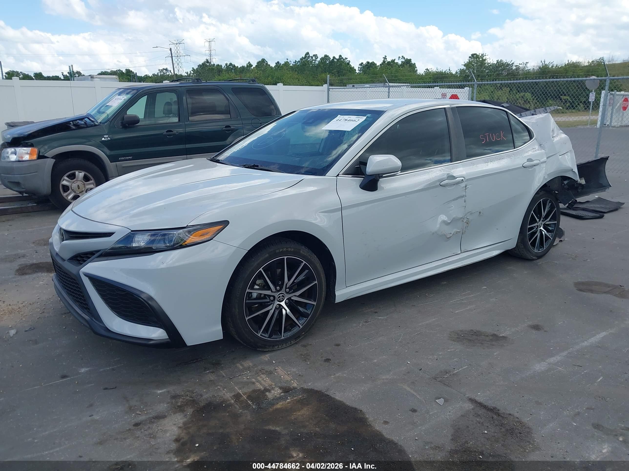 TOYOTA CAMRY image 2