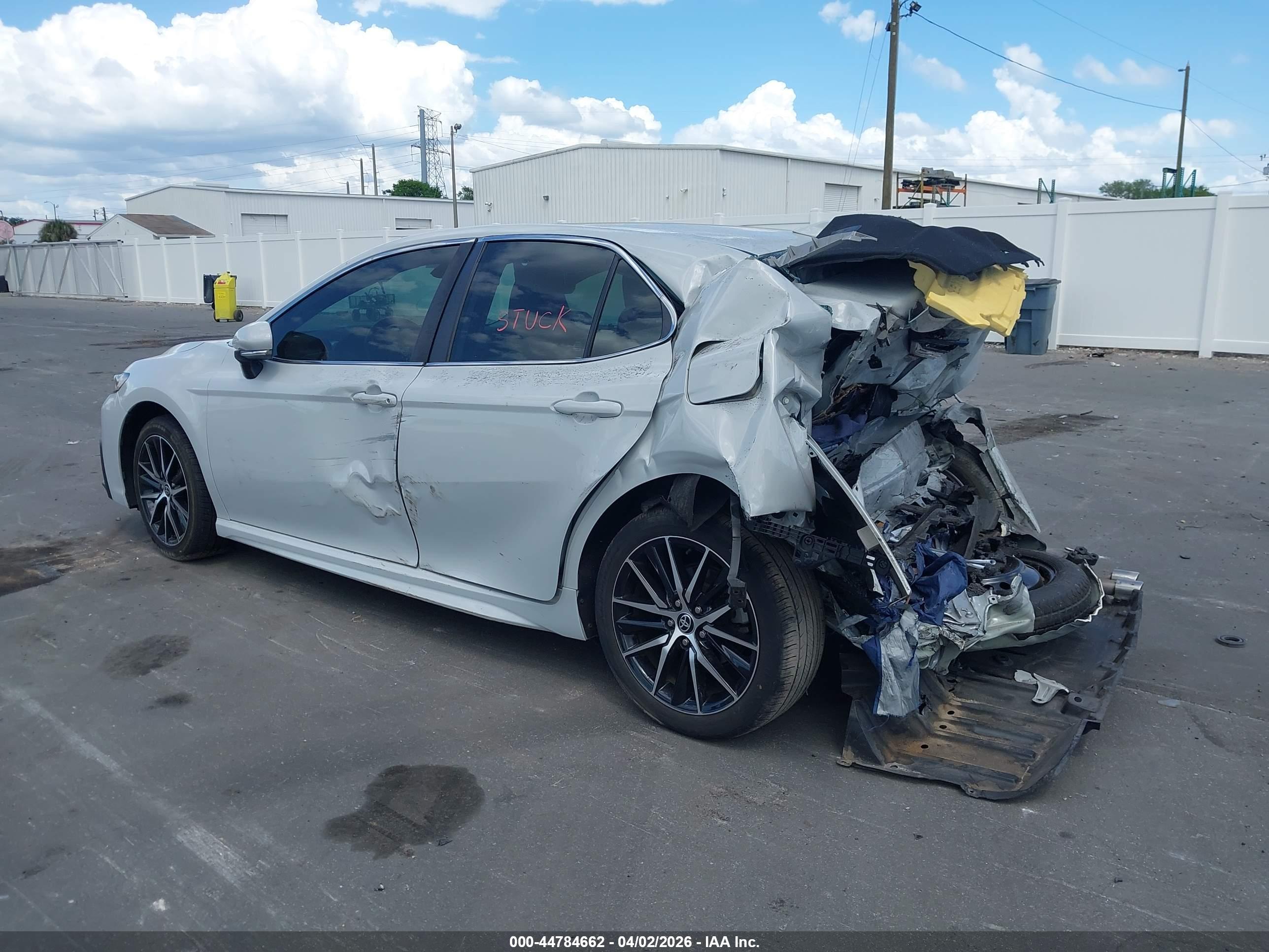TOYOTA CAMRY image 3