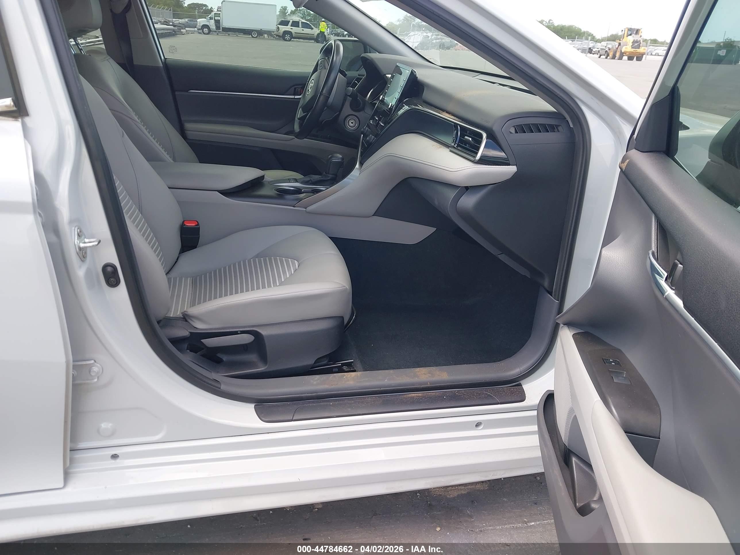 TOYOTA CAMRY image 5