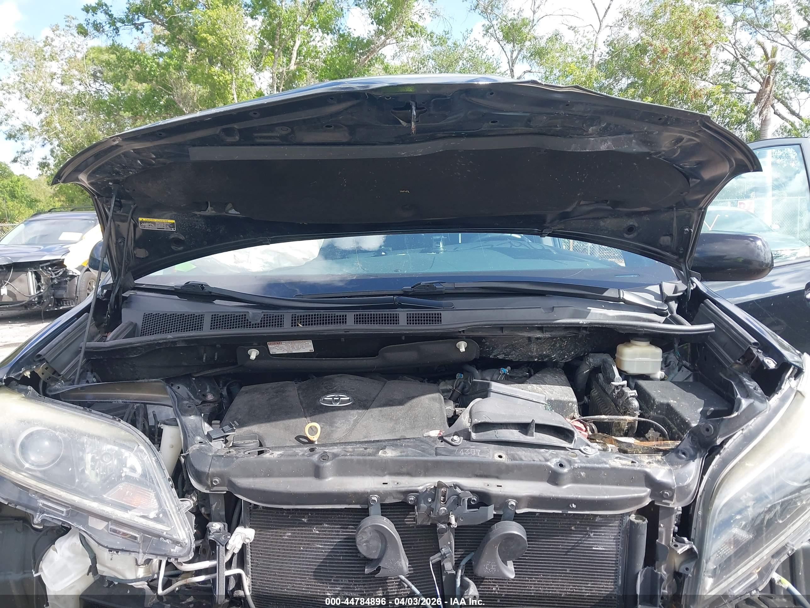 TOYOTA SIENNA image 10