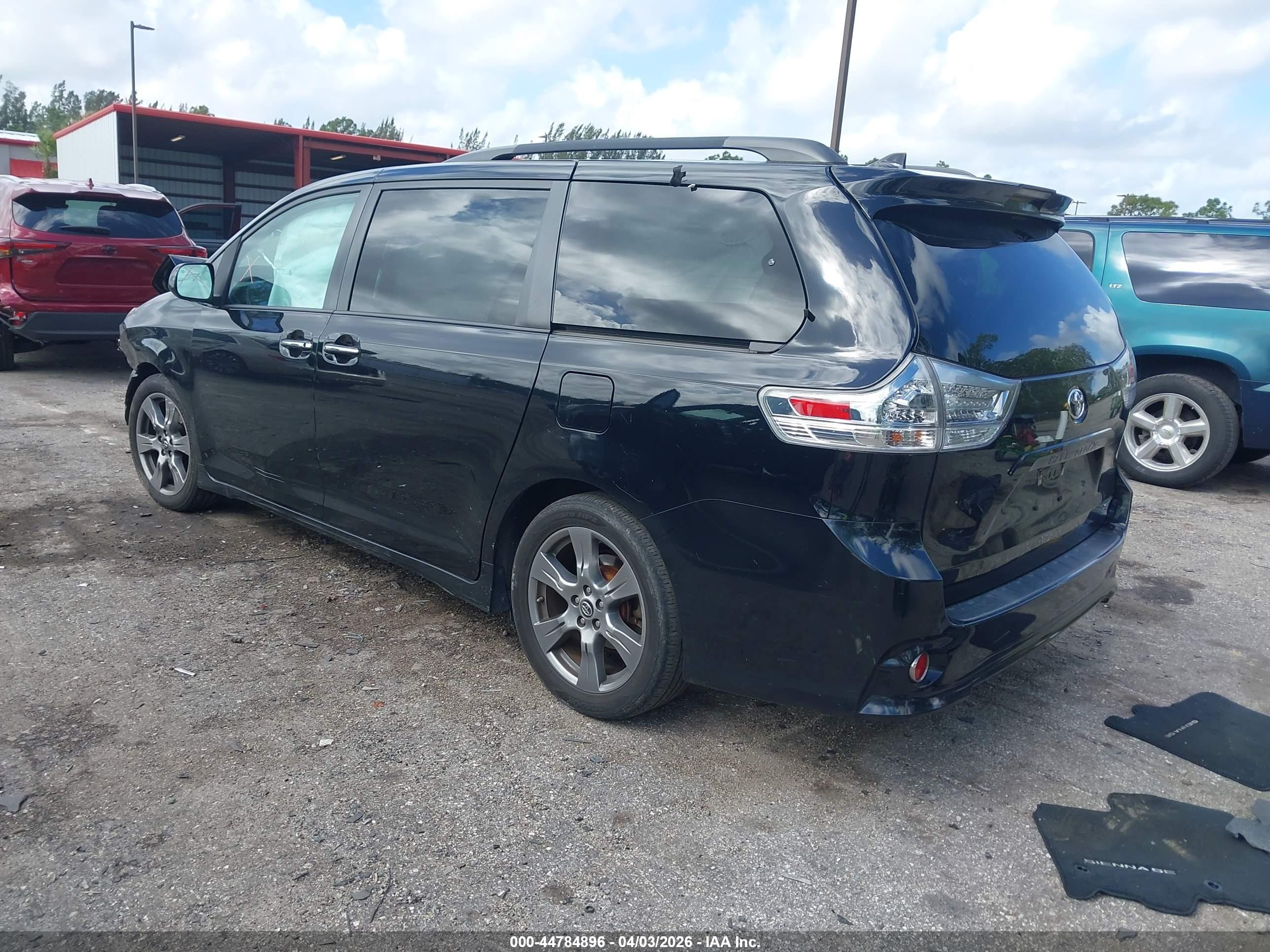 TOYOTA SIENNA image 3