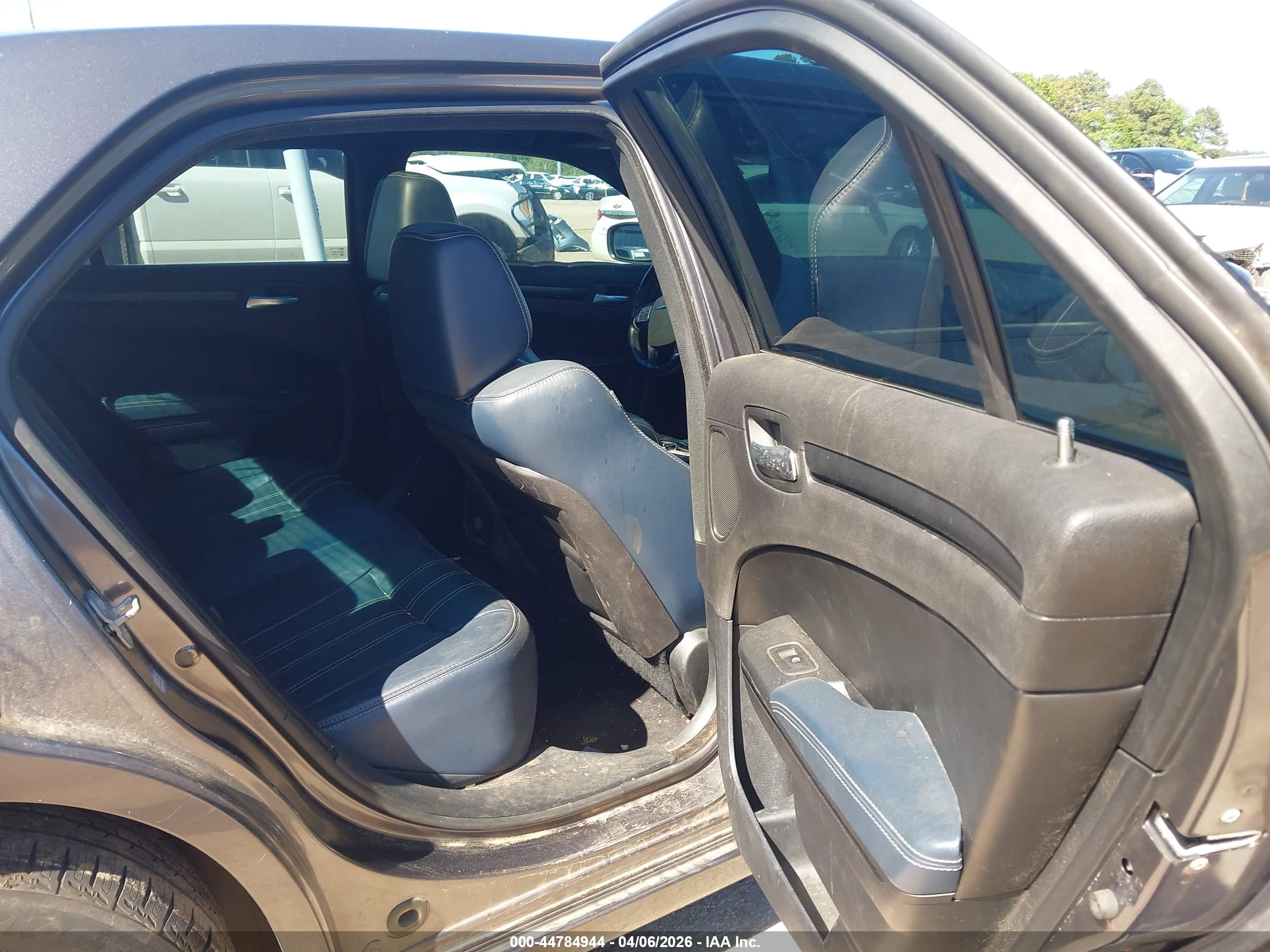 CHRYSLER 300 image 8