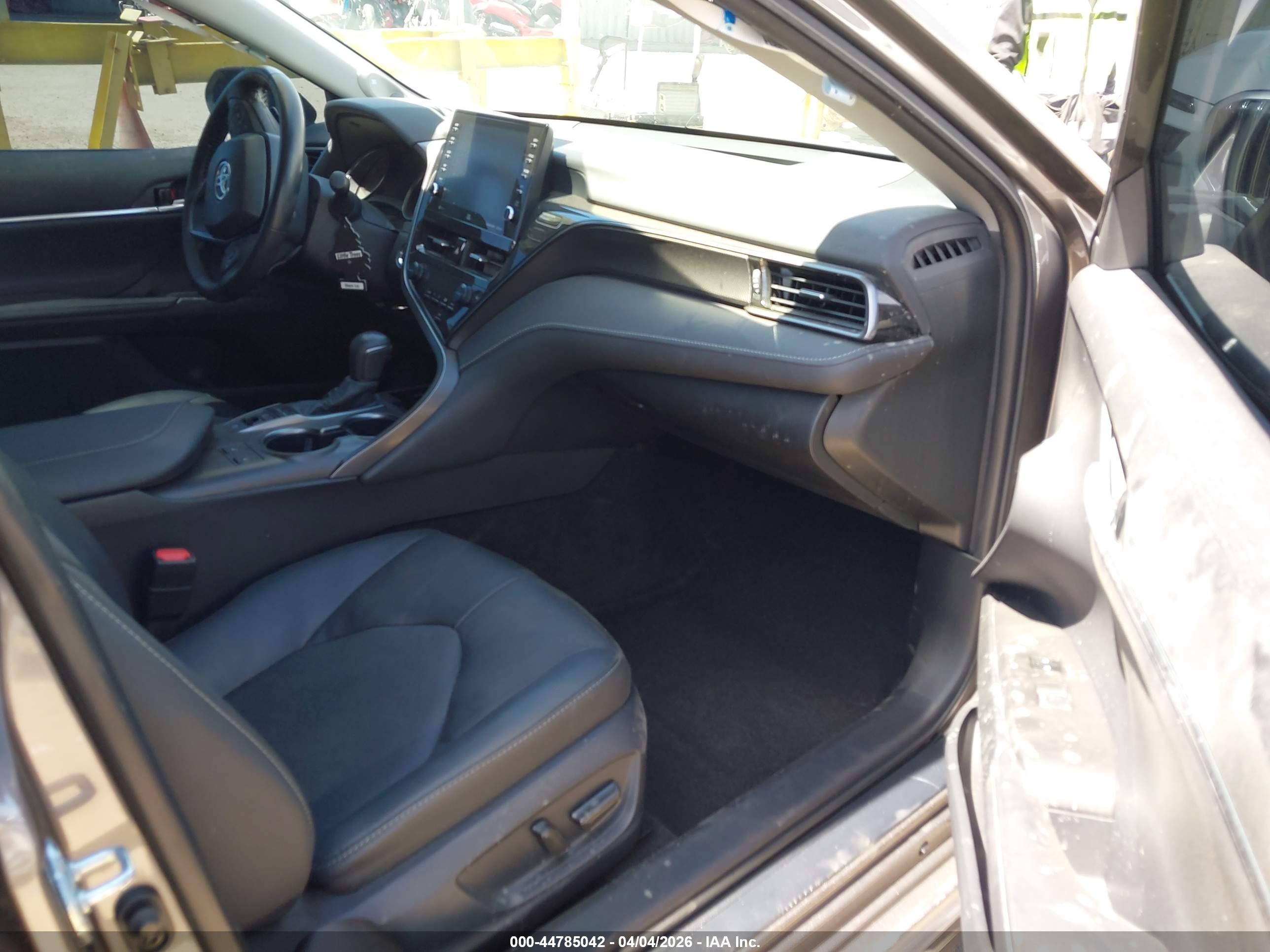TOYOTA CAMRY image 5