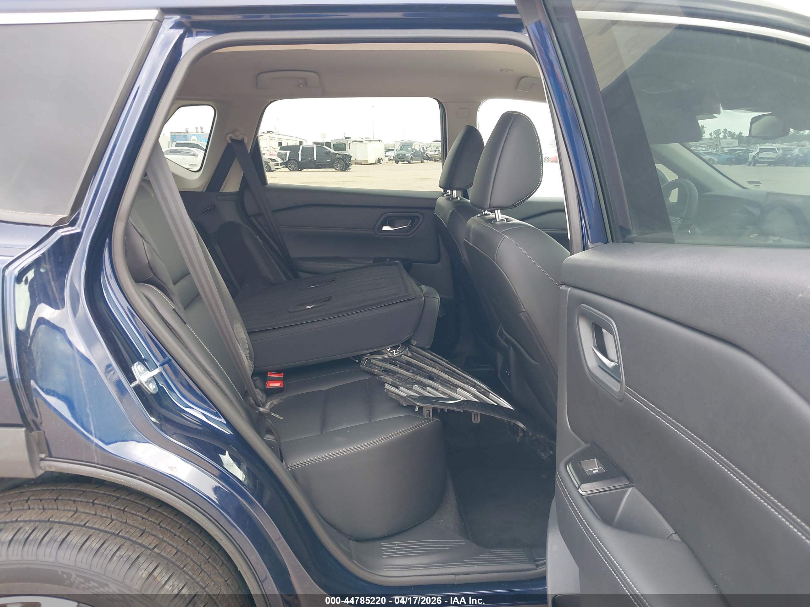 NISSAN ROGUE image 8