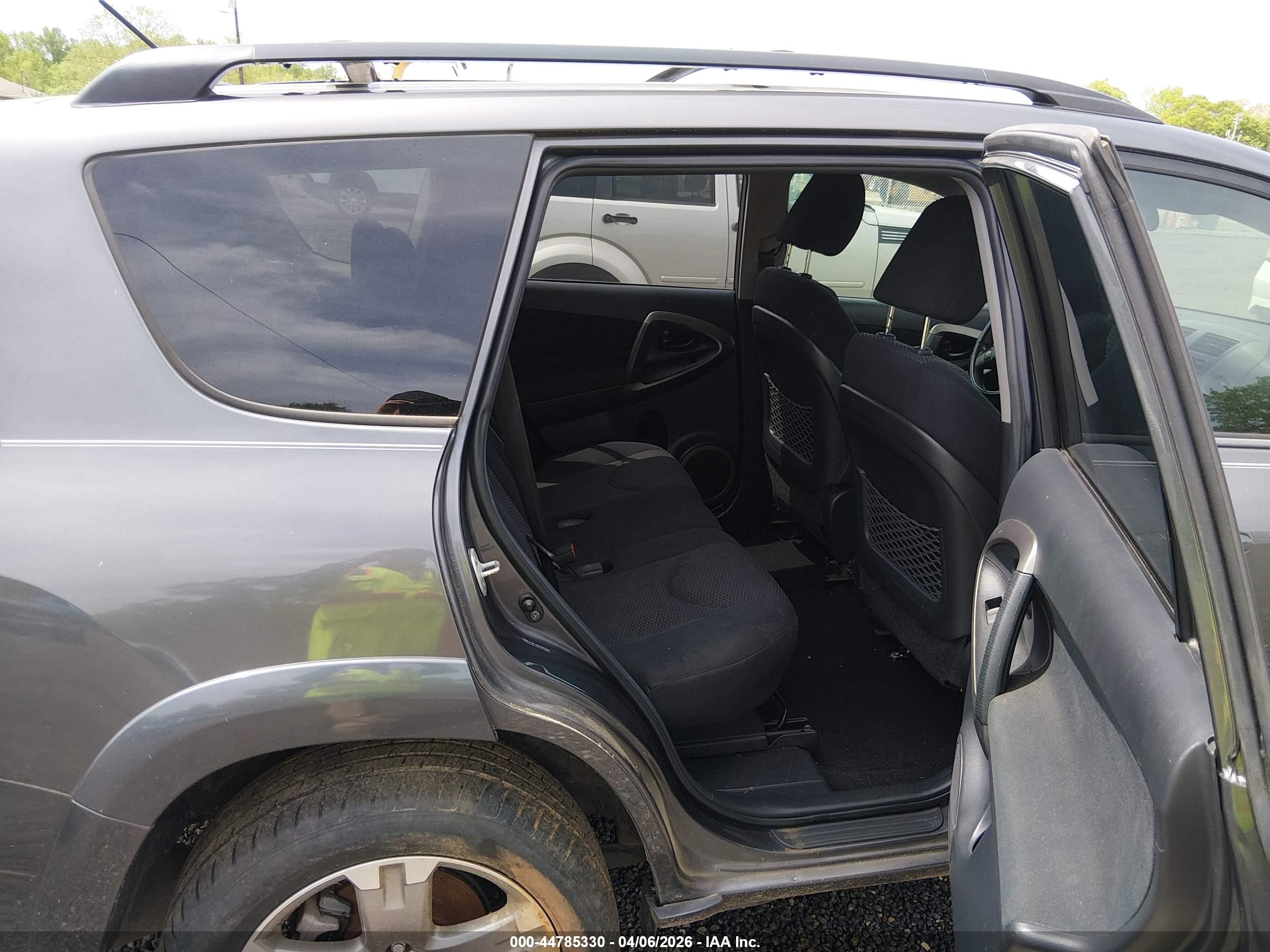 TOYOTA RAV4 image 8
