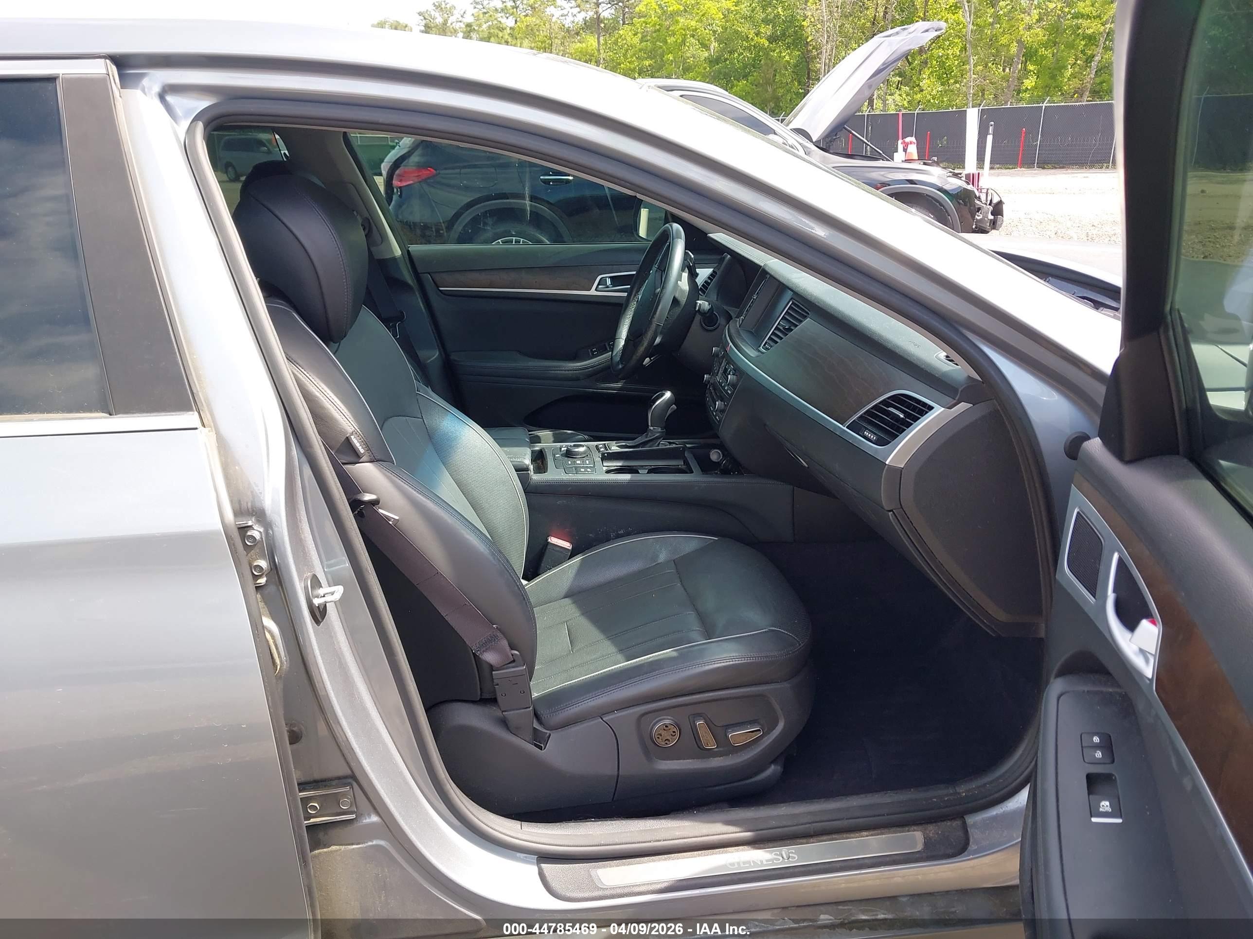 HYUNDAI GENESIS image 5