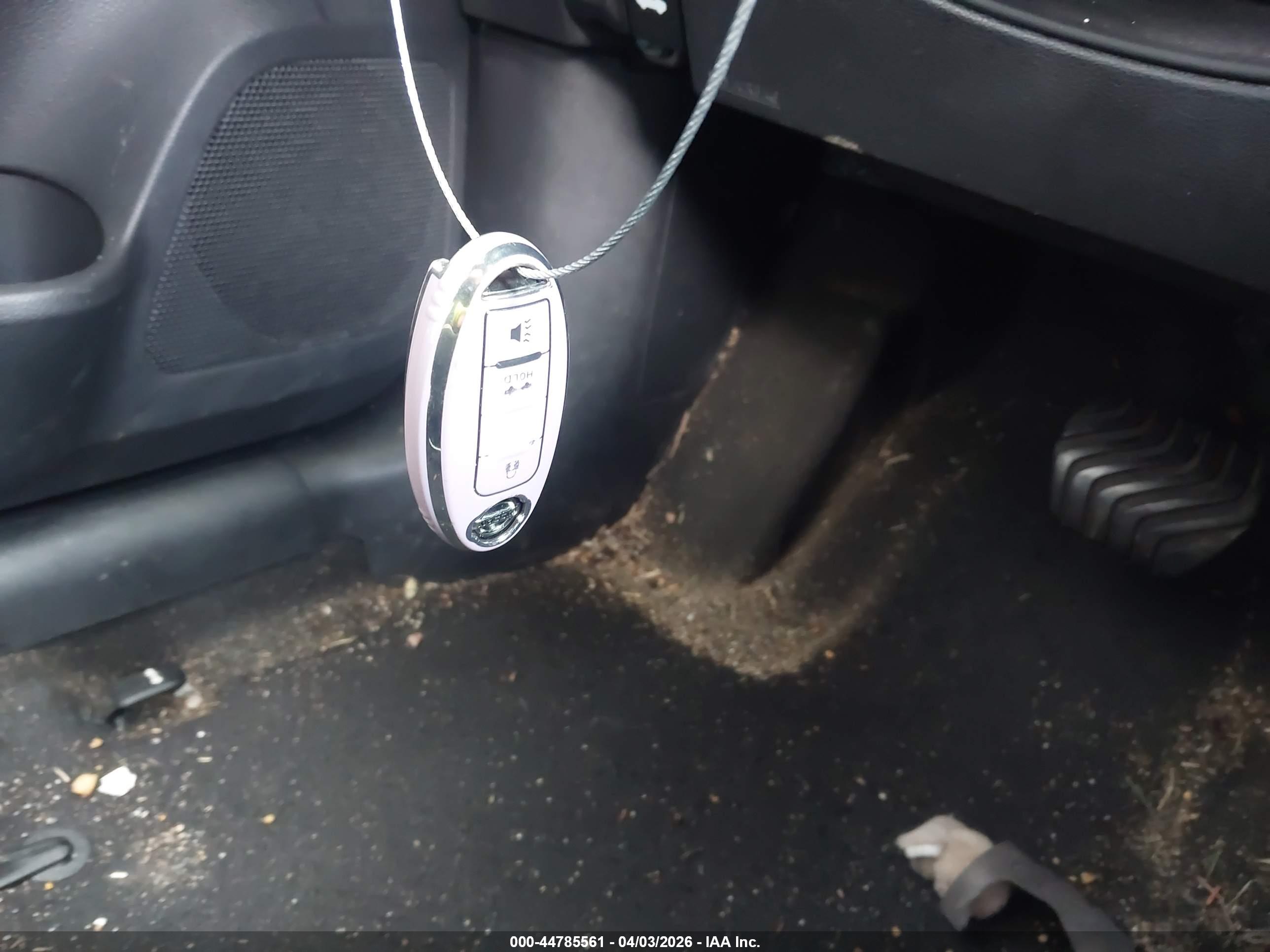 NISSAN VERSA image 11