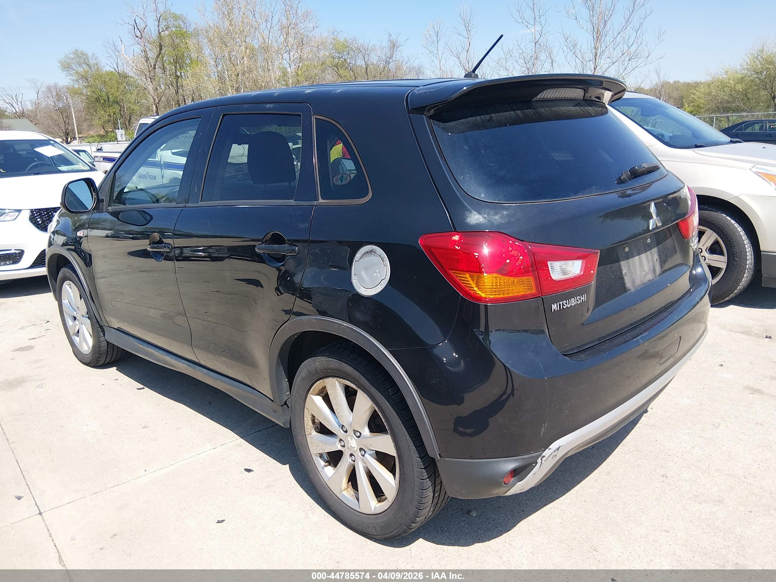 MITSUBISHI OUTLANDER image 3