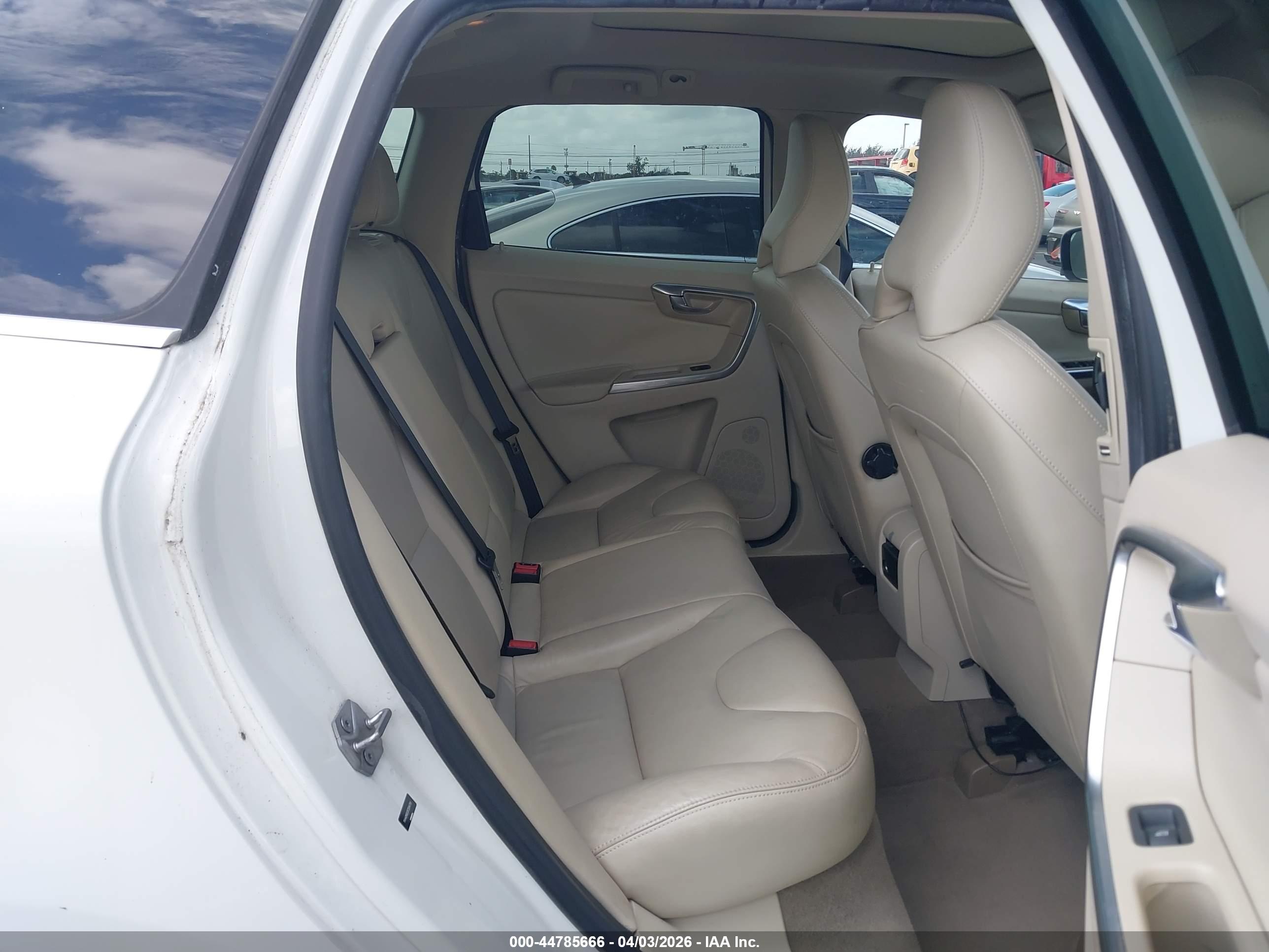 VOLVO XC60 image 8