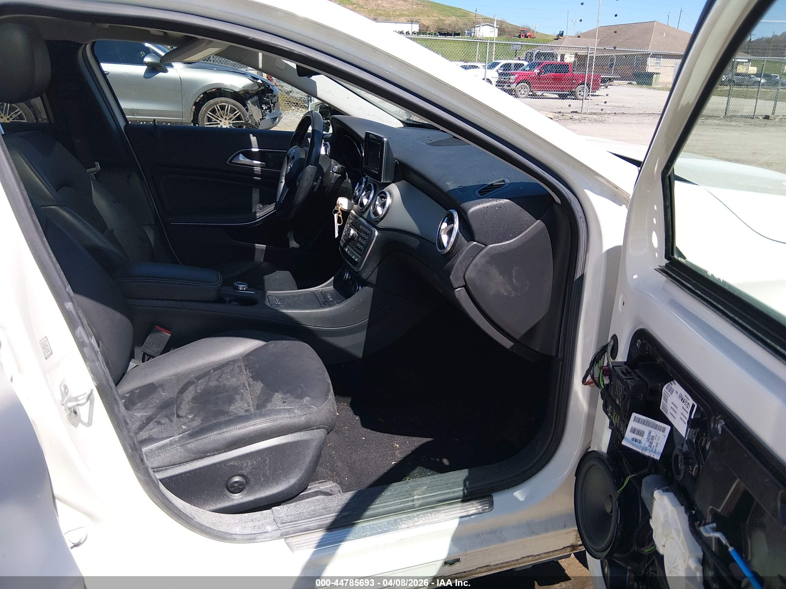 MERCEDES-BENZ GLA image 5