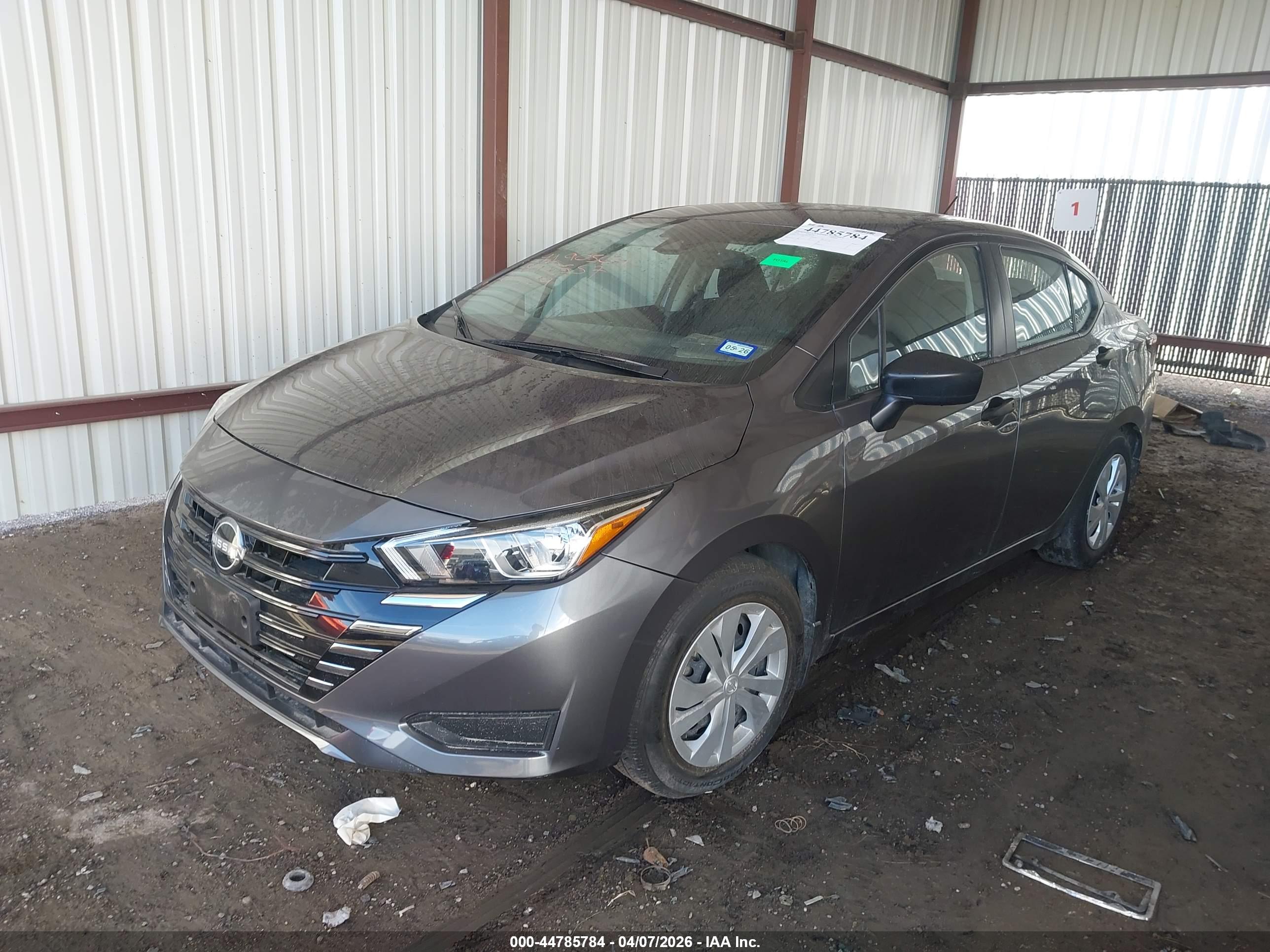 NISSAN VERSA image 2
