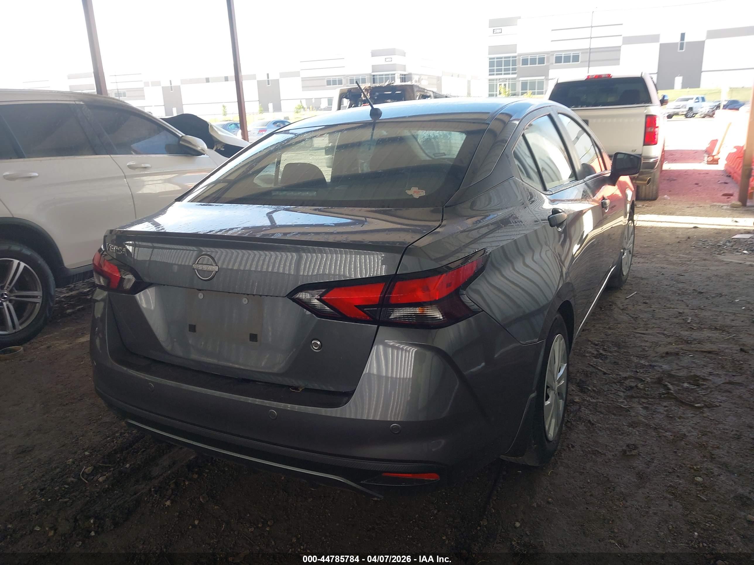 NISSAN VERSA image 4